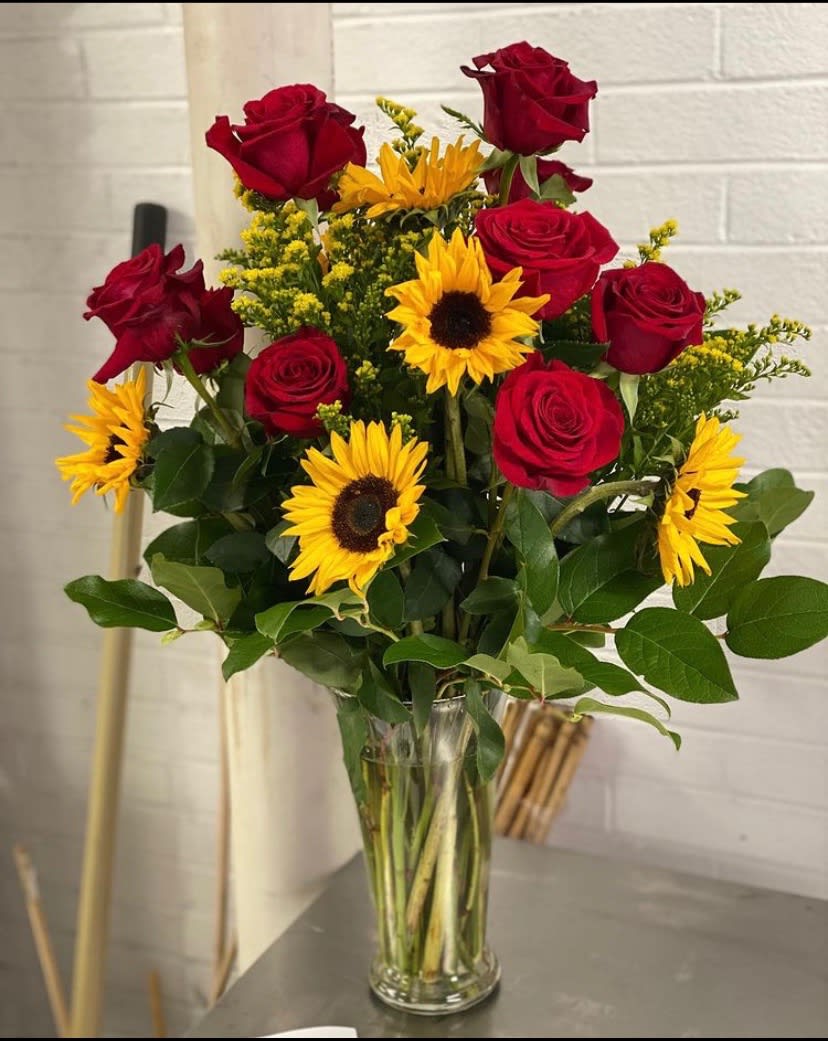 Posies Custom Arrangements - If you just can't decide, leave it to us! Give us a direction, no matter how big or small, in the "Florist Instructions" box during check out. You can expect a beautiful vase for any occasion. 