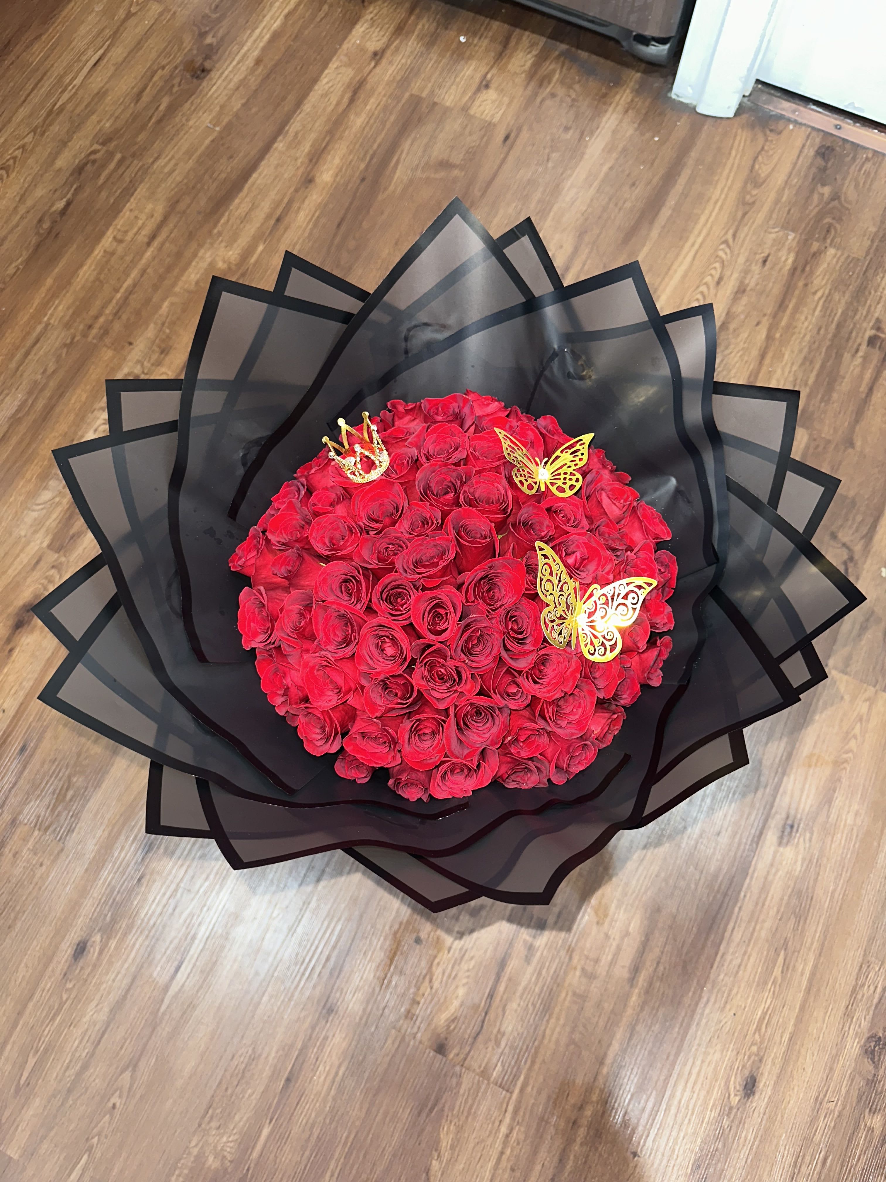 Bouquet of 75 red roses, mini metal wreath, two golden butterflies, black paper - Bouquet of 75 red roses, mini metal wreath, two golden butterflies, black paper