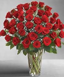 Bouquet of red roses in a clear glass vase