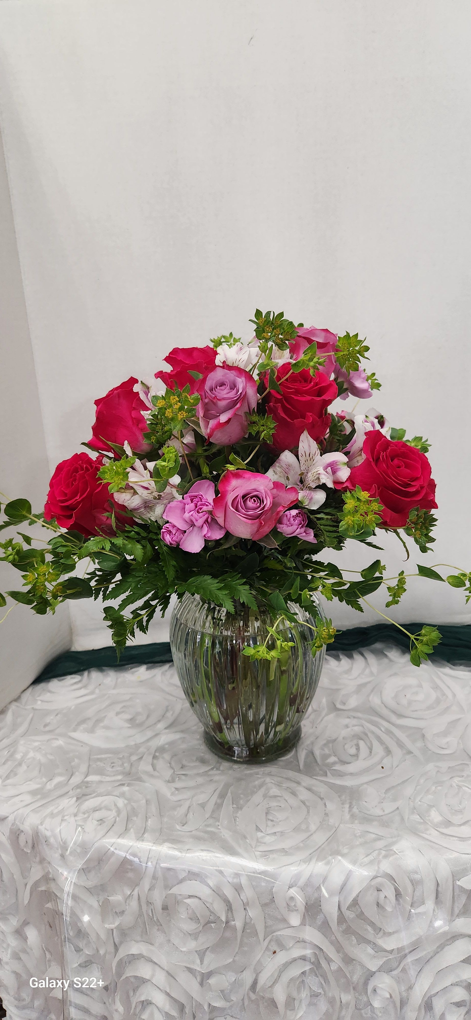 Bouquet of pink and red roses in a clear glass vase
