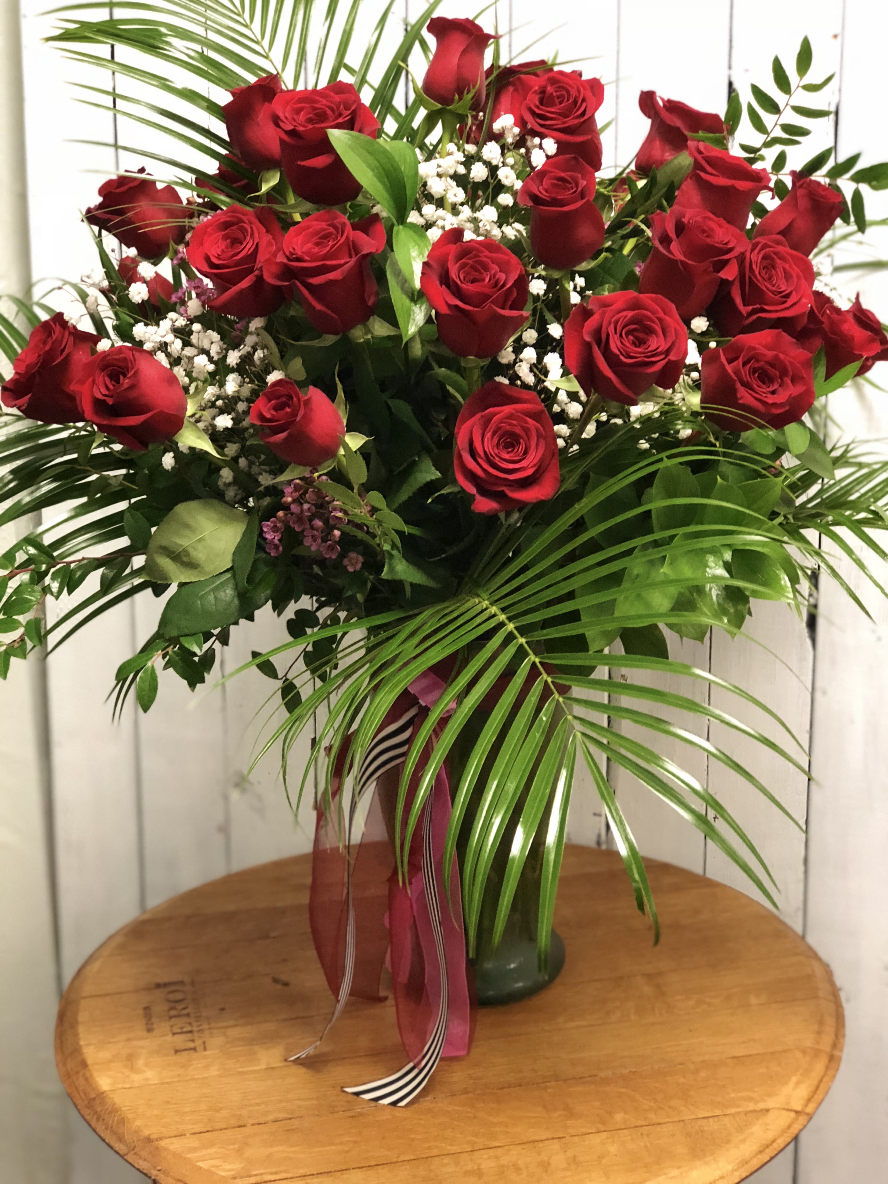Bouquet of red roses with baby's breath in a vase