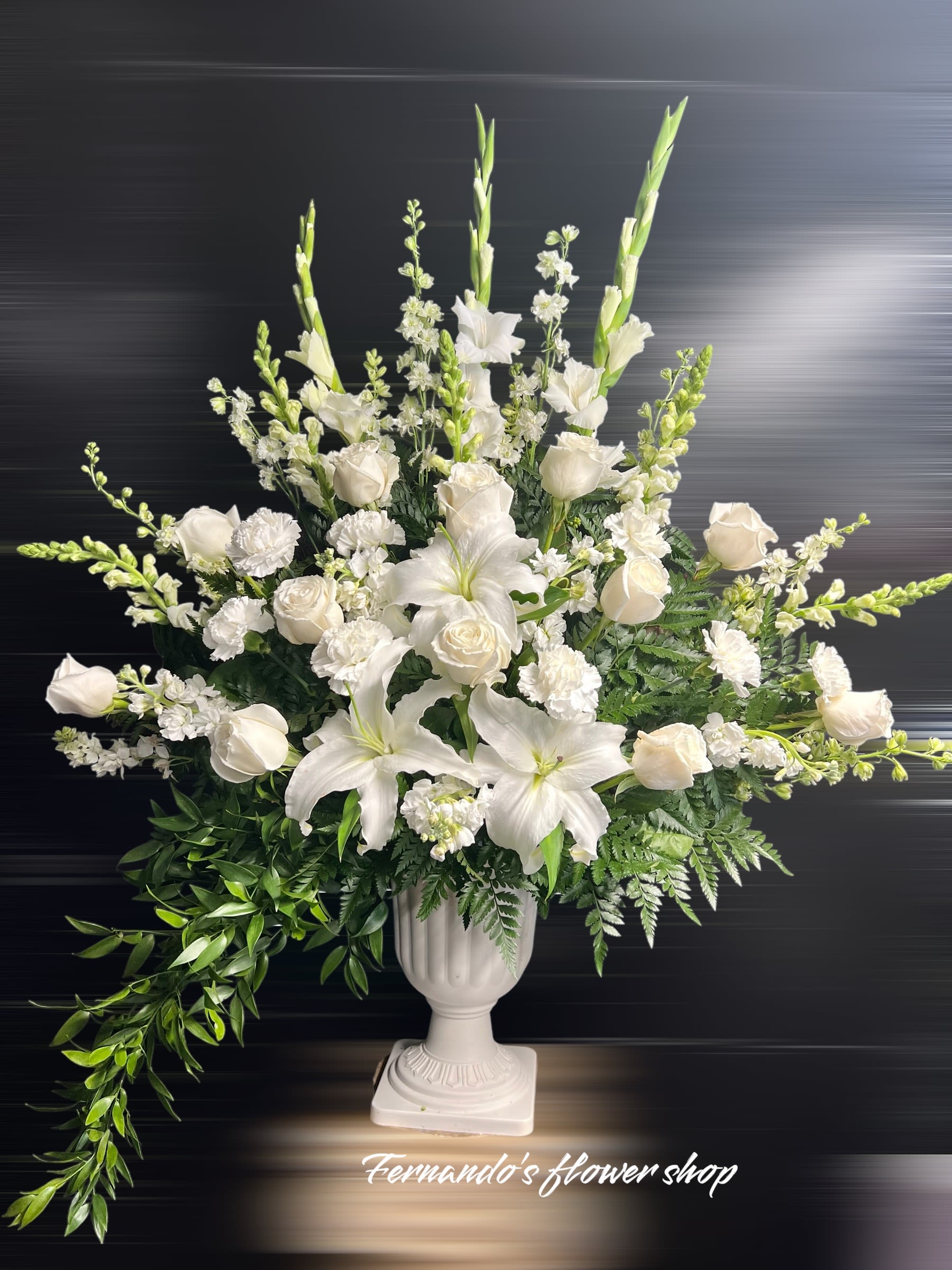 Elegant - Gladiolas Snaps Luspur Roses Lilis, Italian Ruscus