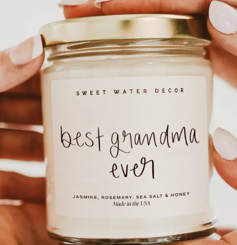Best Grandma Ever 9 oz Soy Candle - ????? ?????: • Top: Lemon, Rosemary, Leafy Green • Middle: Jasmine, Lily, Honey, Violet • Base: Sea Salt, Amber, Musk  ?????? ????: • Volume: 9oz | 208g Net Weight | 2.75x2.75x3.5" • Burn Time: 40+ Hours • Wick: 100% Cotton (Lead and Zinc Free) • Wax: Proprietary Soy Based Wax Blend | Vegan, Non-GMO, Kosher • Premium Fragrance Oil • Gluten Free, Phthalate Free, Non-Toxic • Made in Pittsburgh, PA
