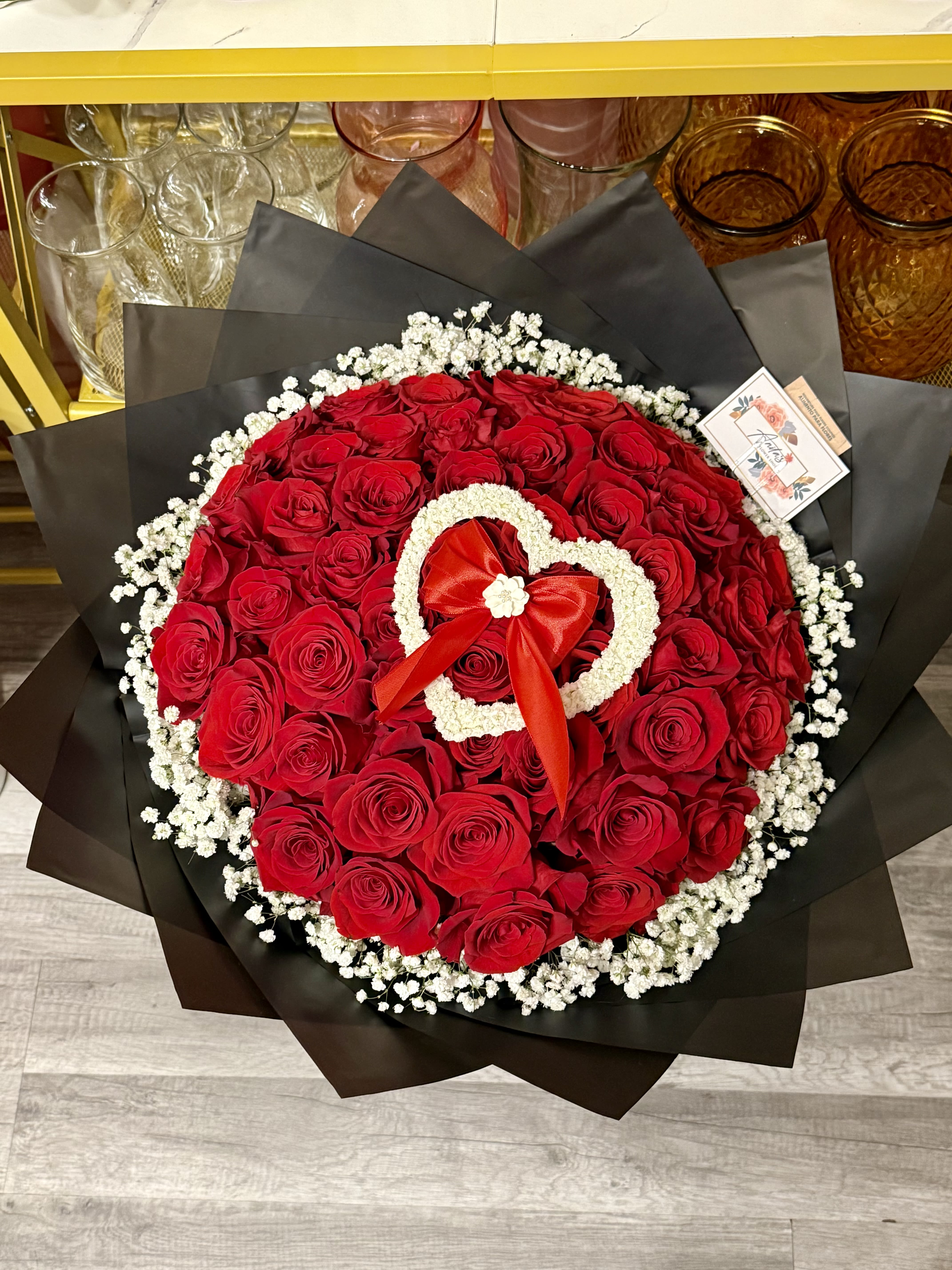 Special heart In the middle. - Amazing Big bouquet with a Special heart In the middle. The picture shows how 50 roses look. Perfect for any occasion. 