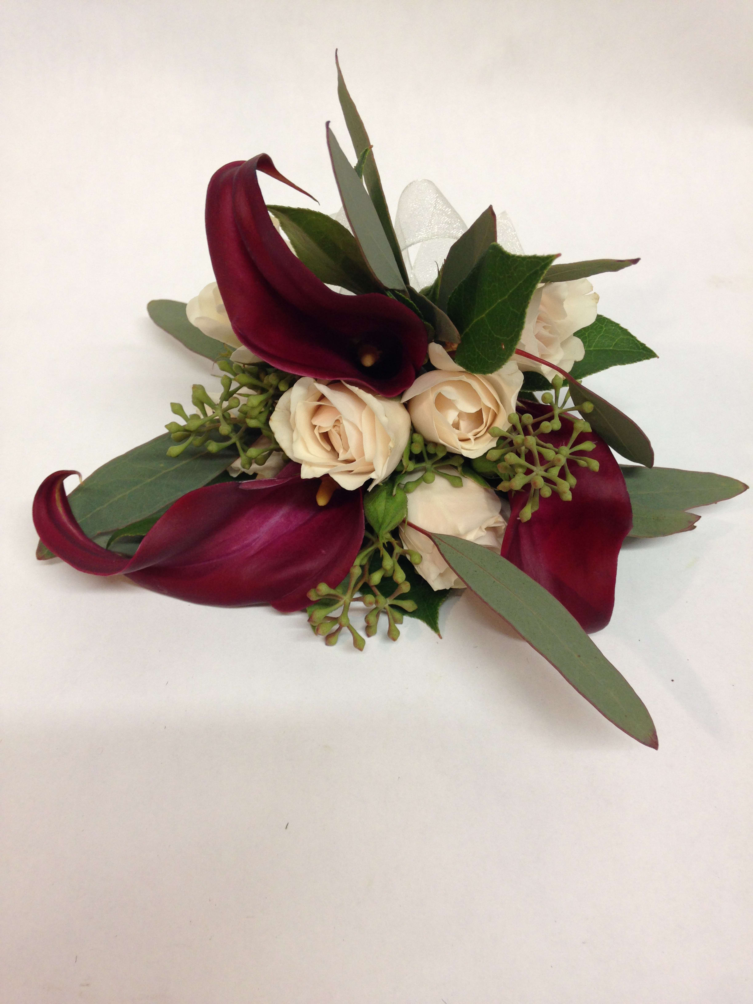 Bouquet with burgundy calla lilies and cream roses