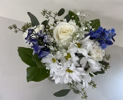 Bouquet of white roses, white daisies, and blue hydrangeas