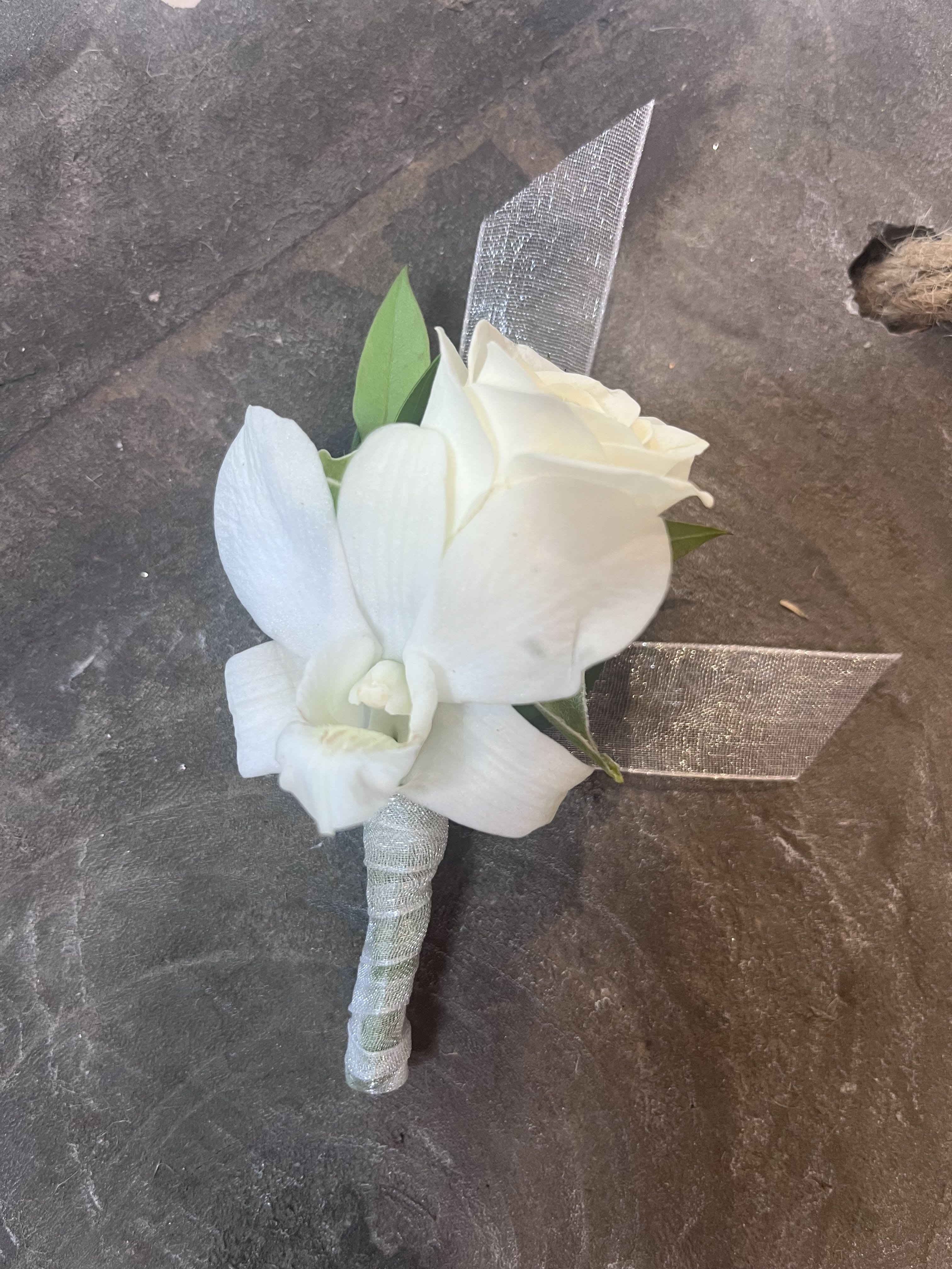 Single Boutonnière  - Classic boutonnière comes with a magnet for easy attachment. Default color for this design is WHITE. Please note any customization for flower or ribbon color in "special instructions" at check out. Flower selection may vary slightly.