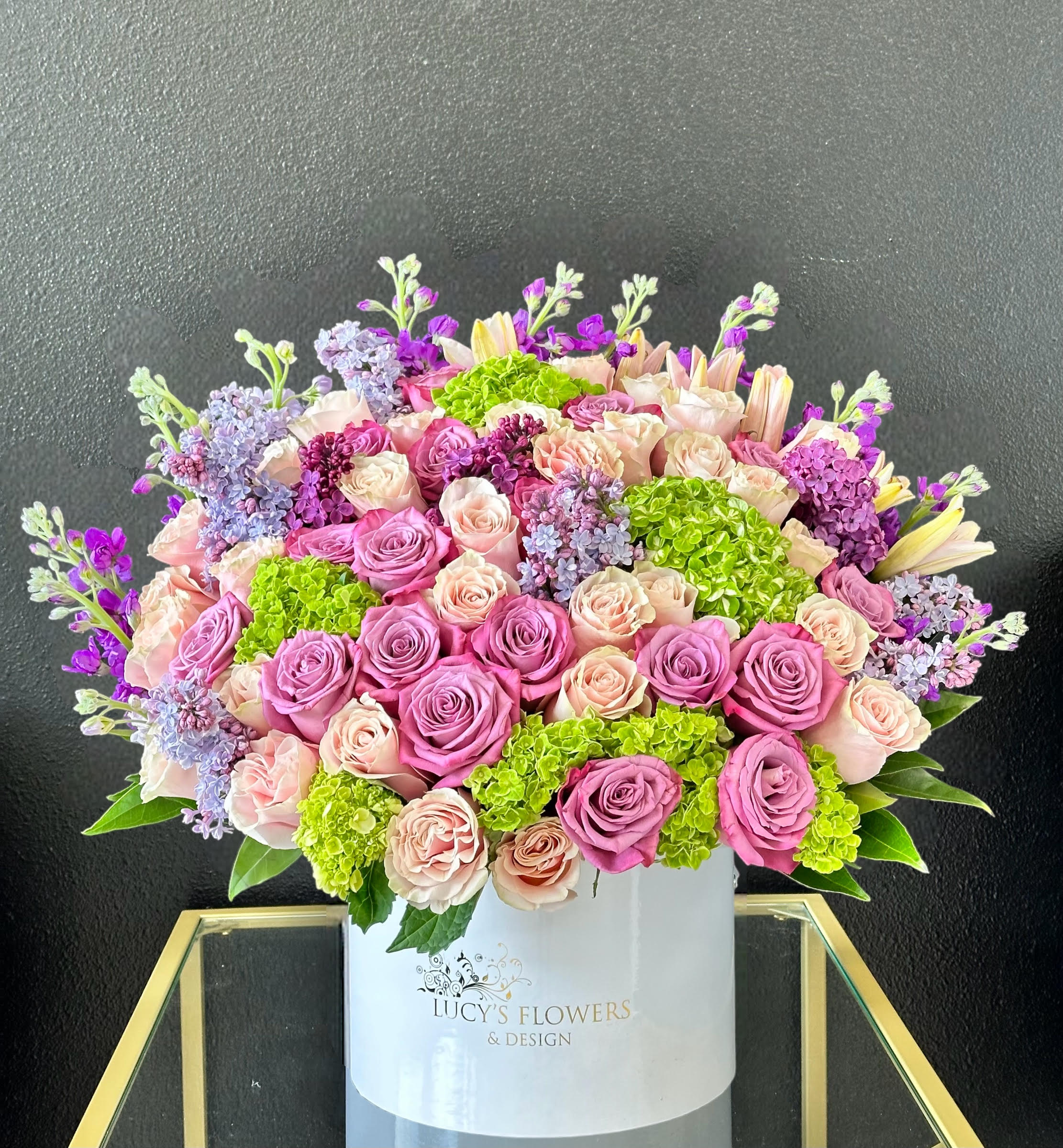 Large bouquet of pink and peach roses in a white box