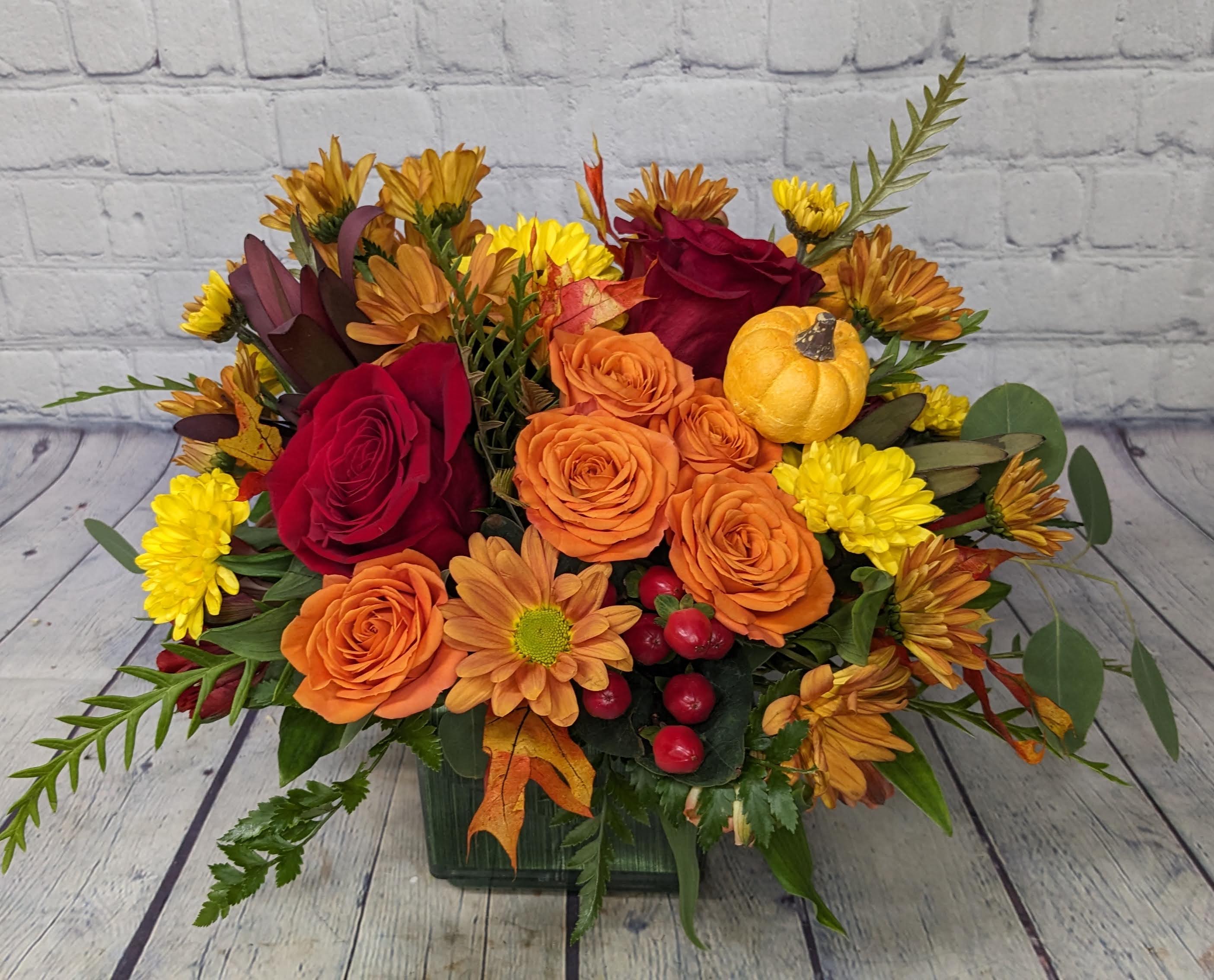 Autumn Sunset - Introducing our exquisite "Autumn Sunset" cut flower bouquet, a perfect embodiment of the captivating beauty of the fall season. This stunning bouquet features a harmonious blend of warm and vibrant hues, reminiscent of the mesmerizing colors of a sunset in autumn.