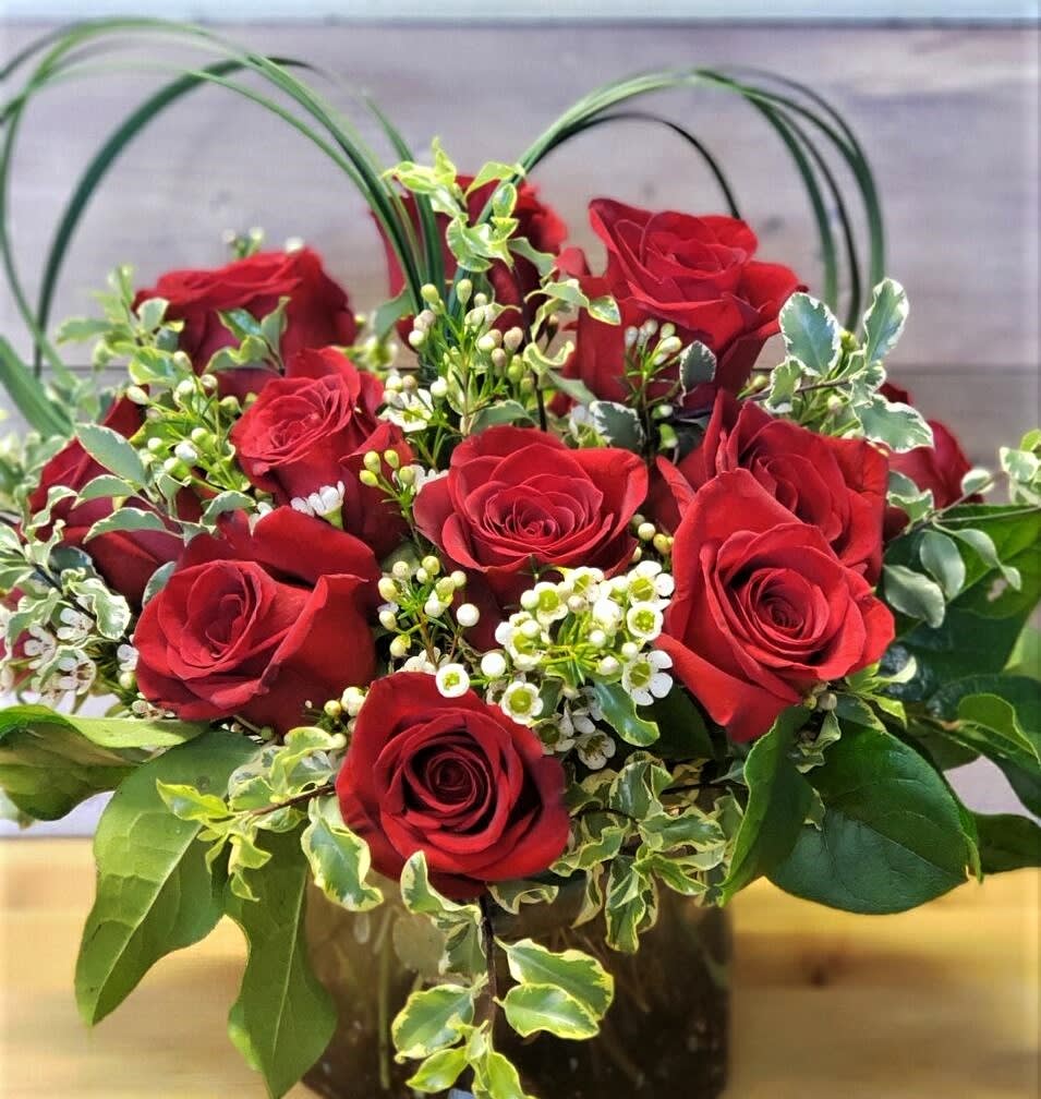 Blossoms of love - 16 Red Roses will impress your loved one. This special presentation, filled with beautiful red roses, showcases your affection. We can provide other colors if you inform us. Greens may vary depending on stock levels. 