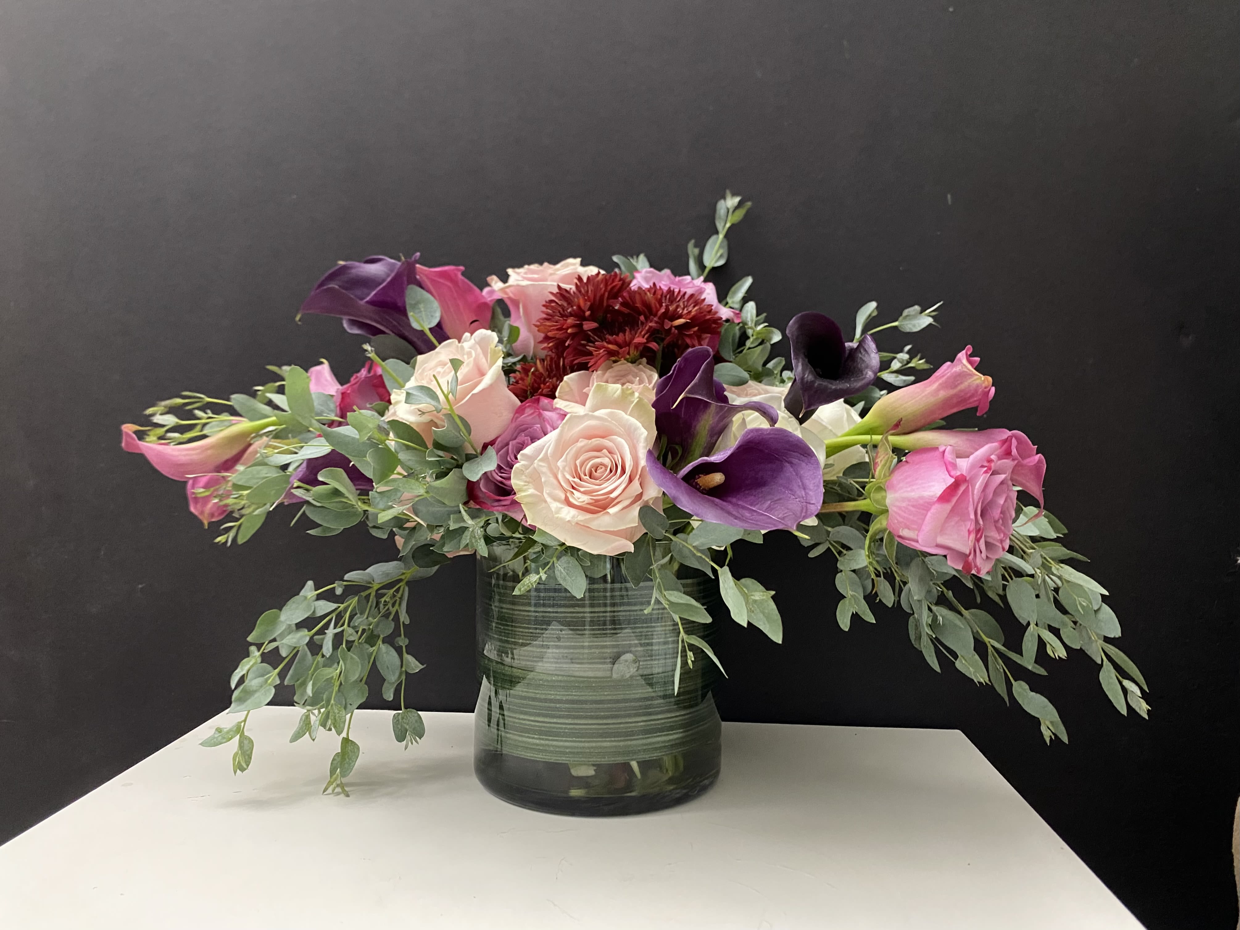 Fresh Look  - Roses, mini callas, green 