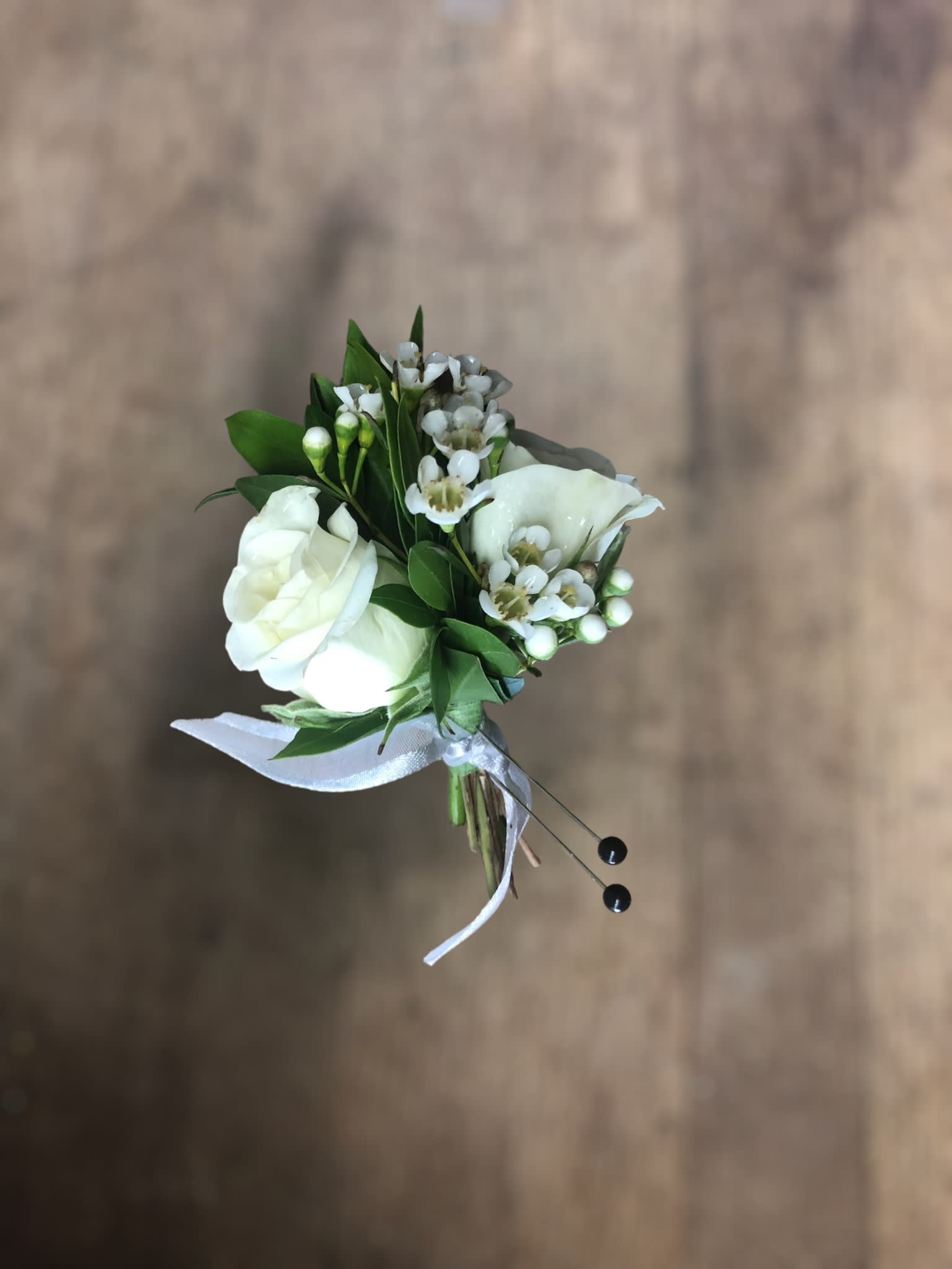 Boutonnière - Spray Roses, Greenery Filler 