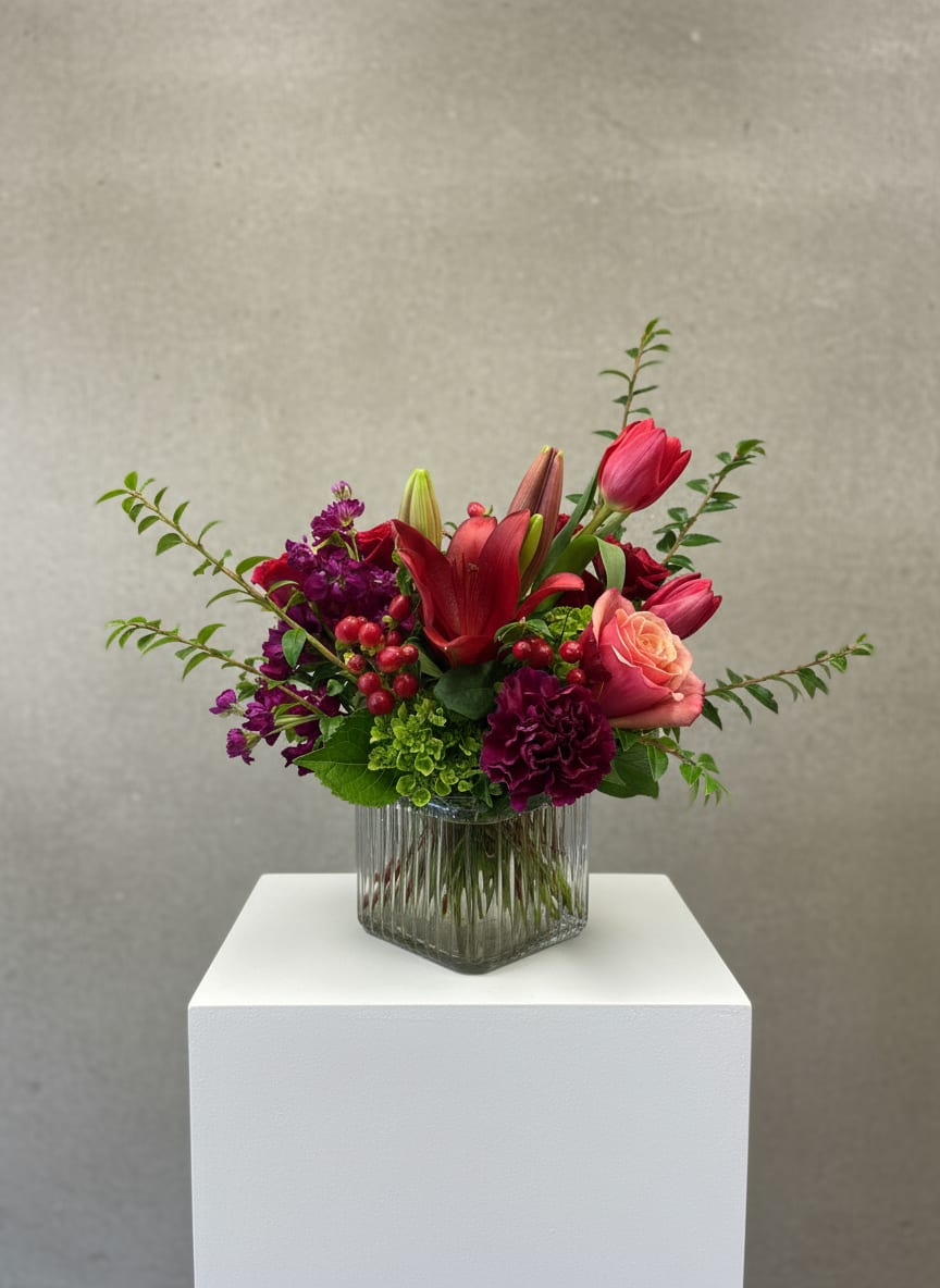 Mixed pink and red bouquet in a clear glass vase