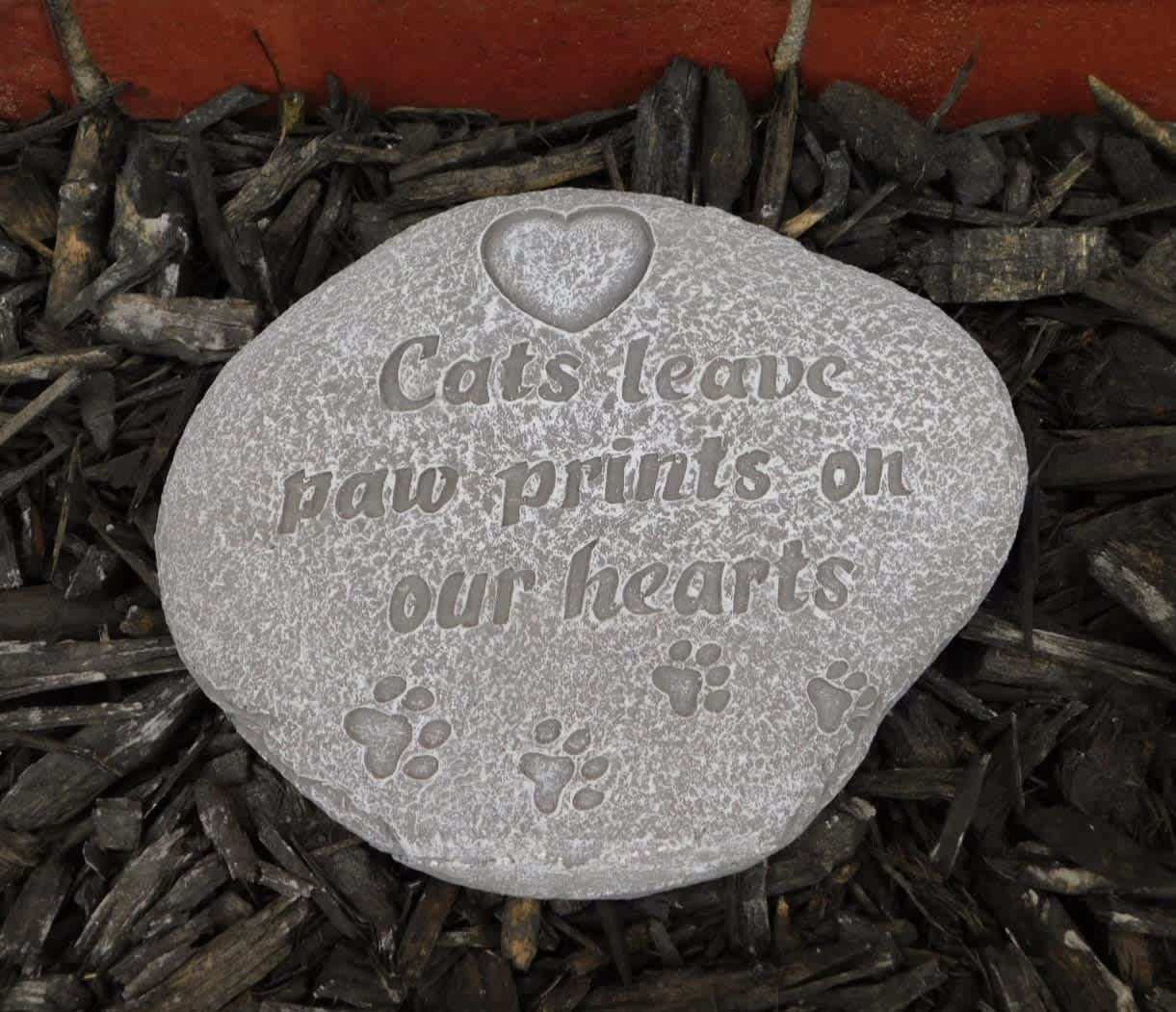 Round stone plaque with a cat paw print message and heart engraving