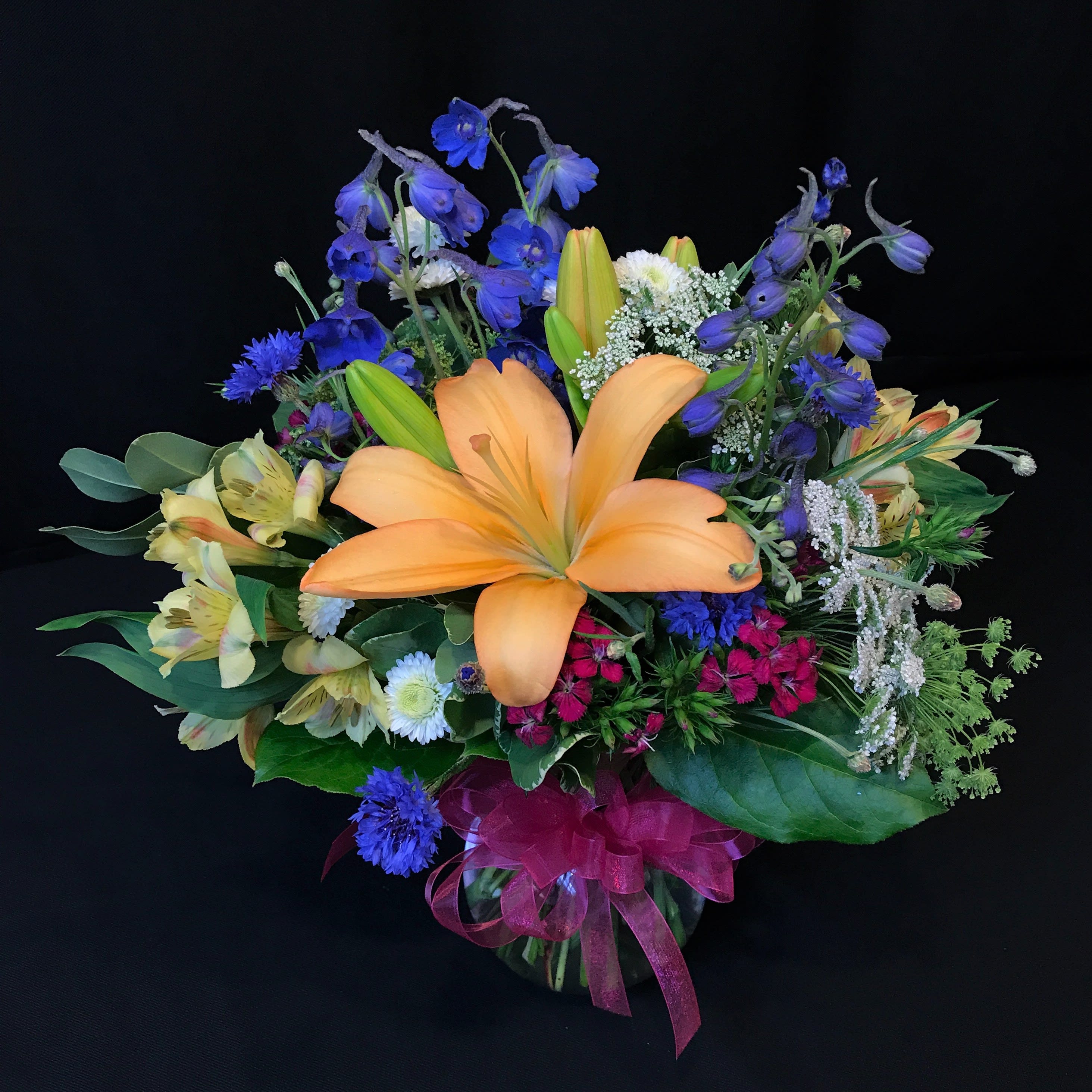Small mixed bouquet - Our smallest mixed bouquet. Sweet choice for mother's day, a thank you or birthday. Colors and flowers will vary. Packed with color and variety!