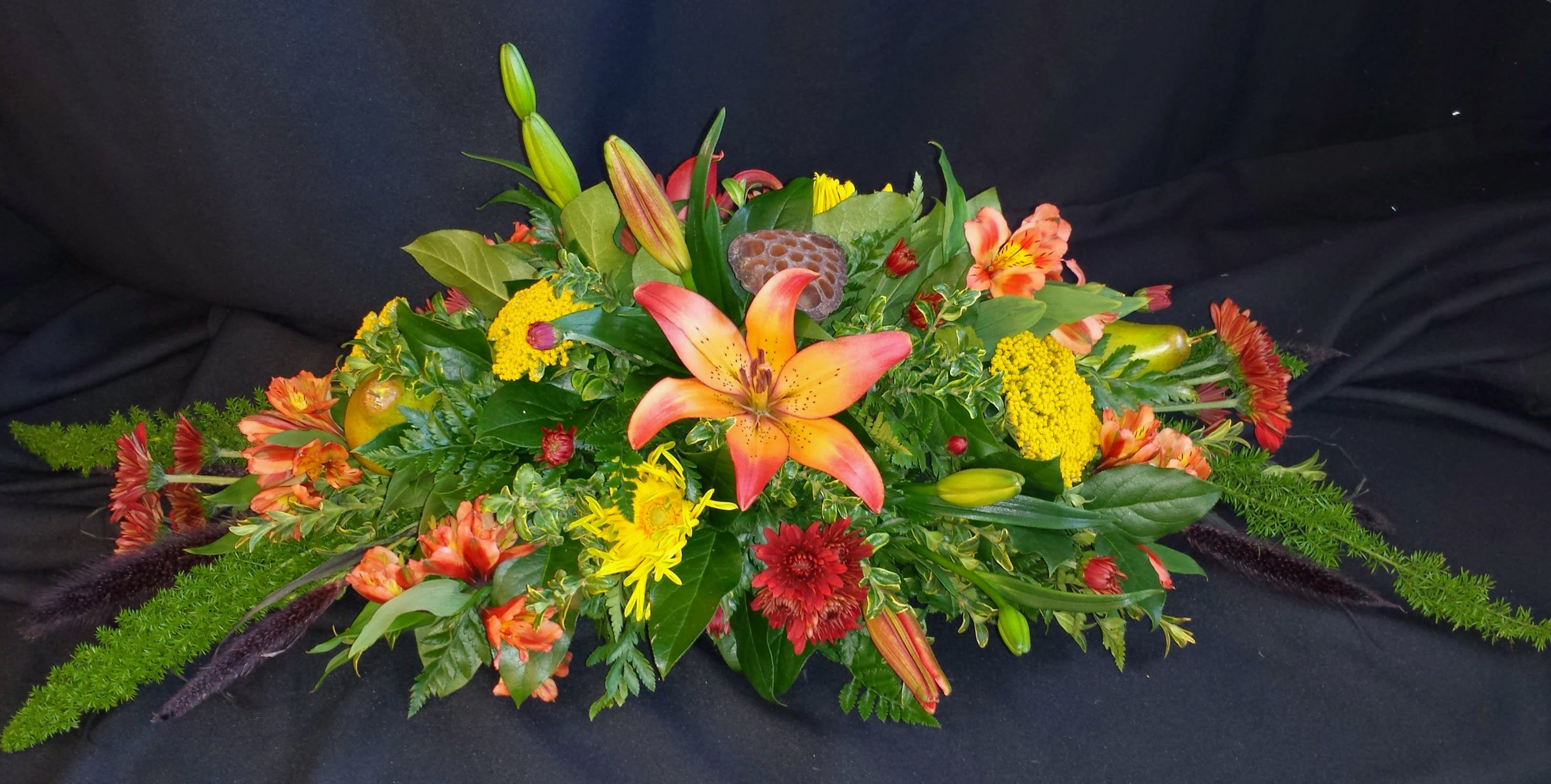 Autumn Centerpiece Lengthy - Colors, flowers and items will vary. We will use a nice combination of fall color and texture accents. Suitable for a table of 8 guests. Use the deluxe or premium version and write us a note in the special request section if your table is longer / wider or if you want more height.