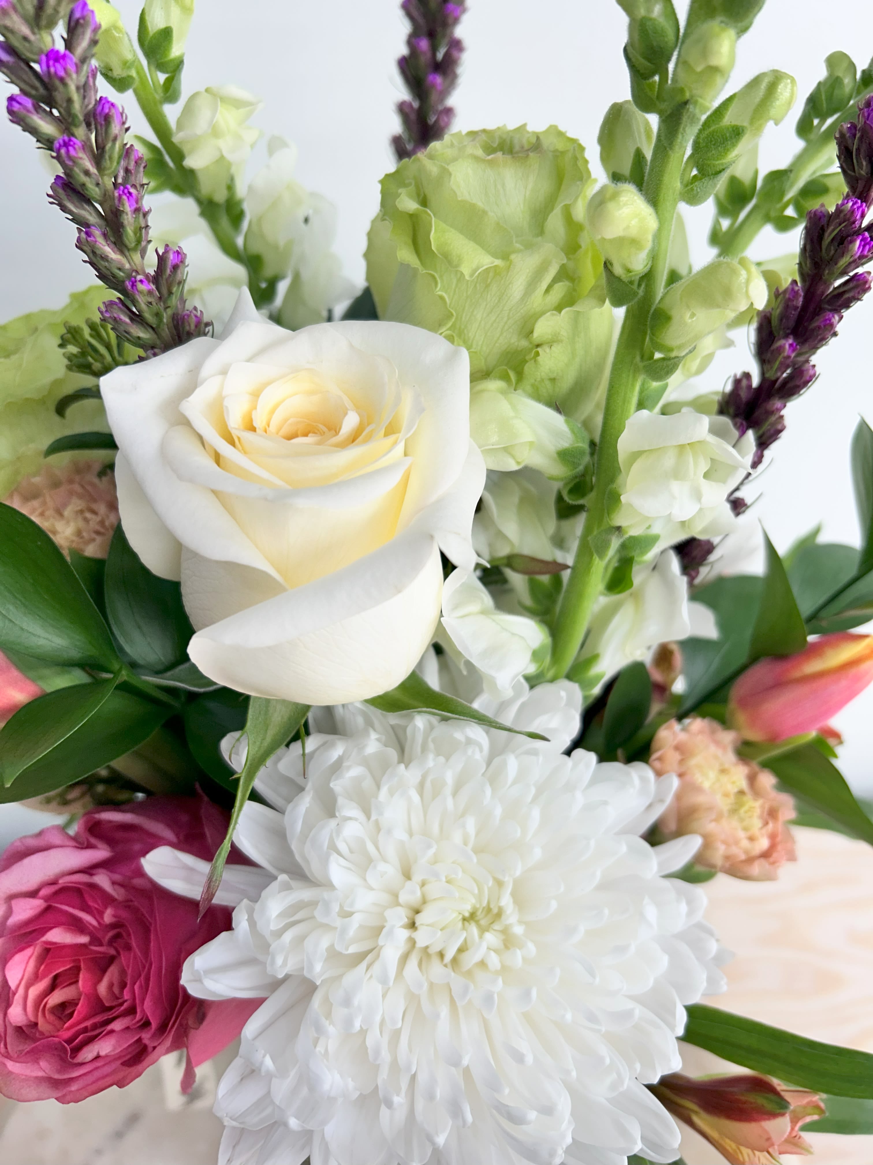 Bouquet of white and pink flowers with a cream rose and white chrysanthemum