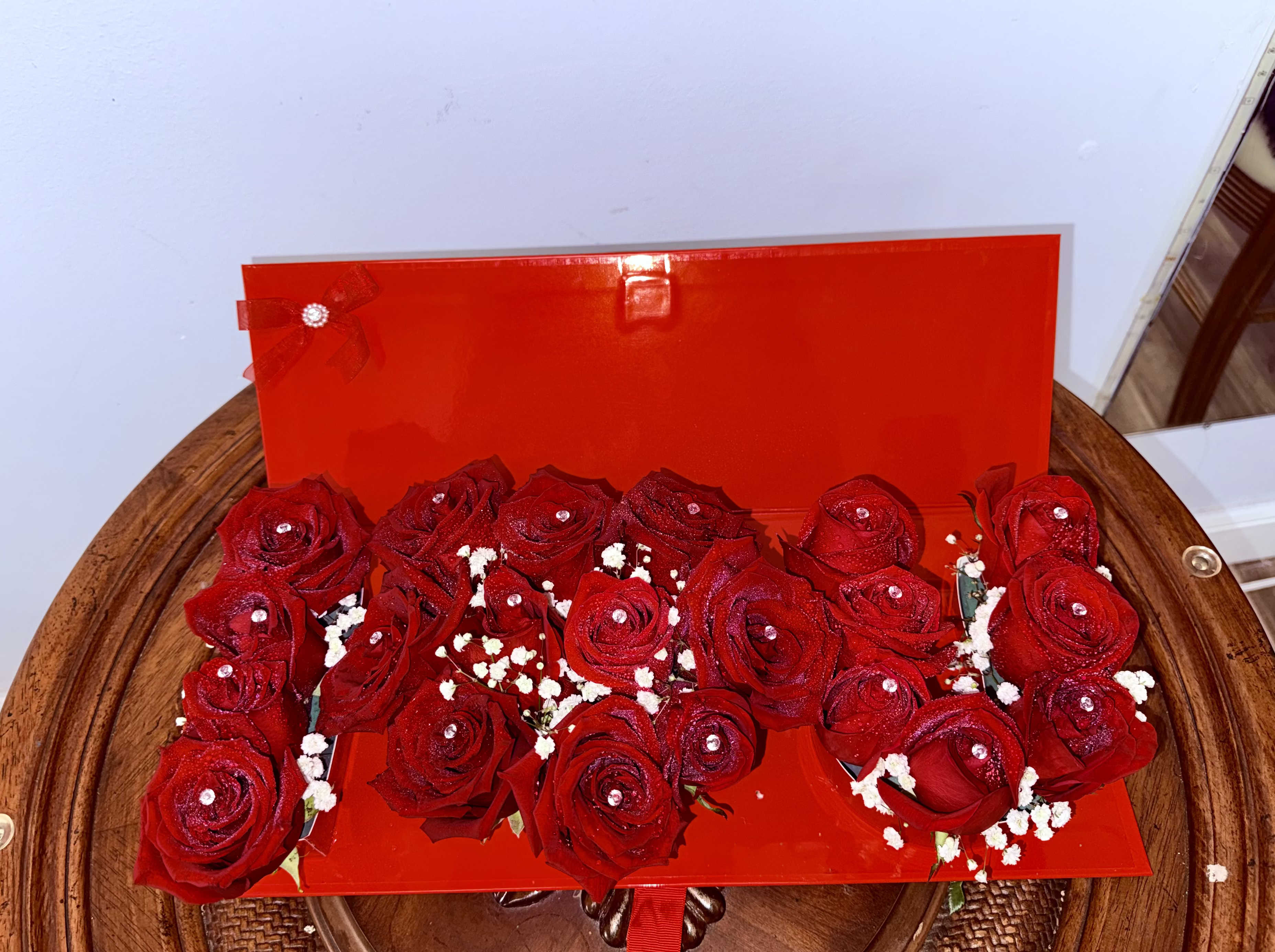 Red I Love you - A timeless and heartfelt gesture. Red I Love You blends the passion of red with a clear message of love, making it the perfect gift to surprise someone special. Ideal for Valentine’s Day, anniversaries, or any moment when you want to say “I love you” in a memorable way. #RedILoveYou #RomanticGift #LoveMessage #MiamiFlorist #SpecialSurprise
