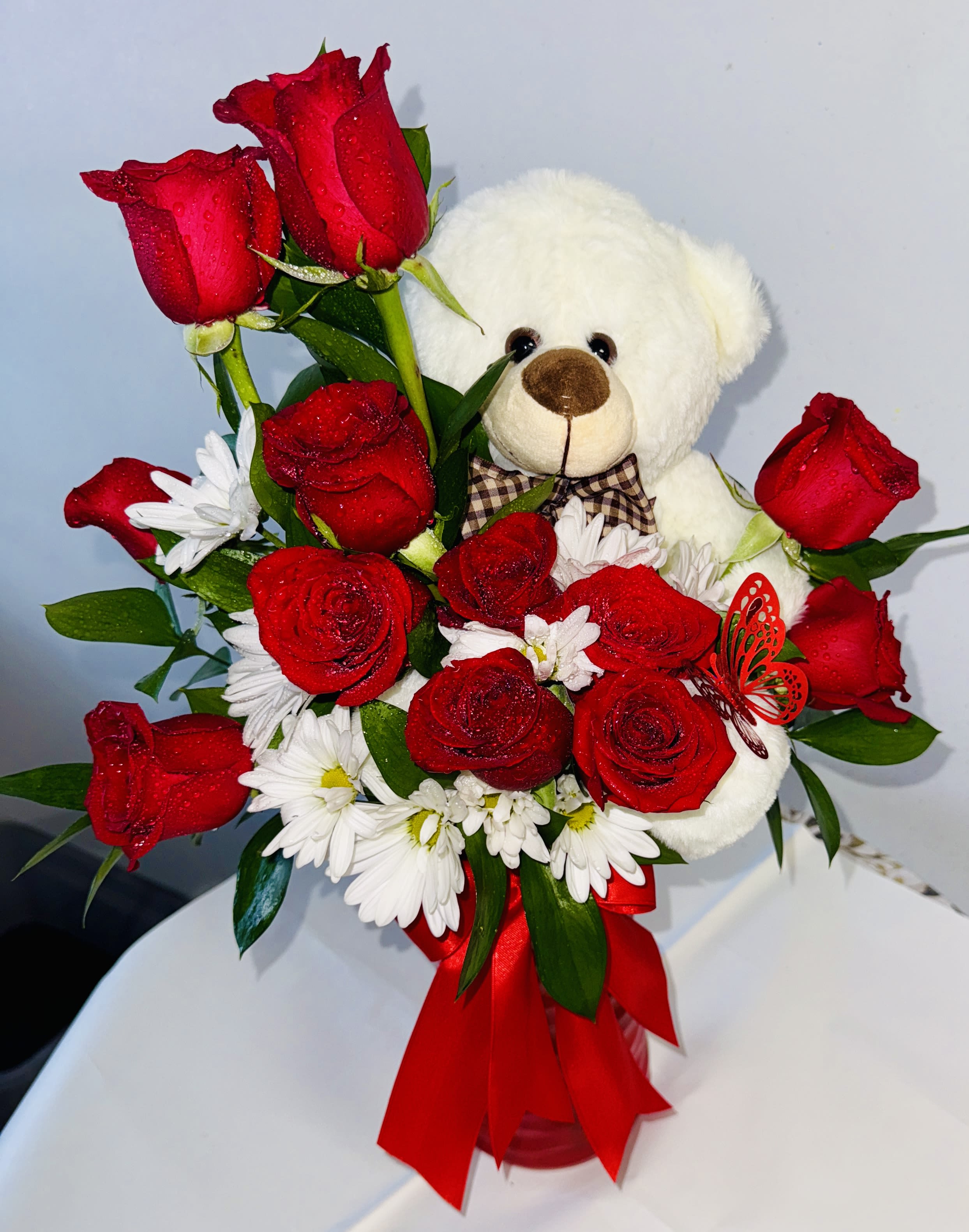 Red Hugh - At Flor &amp; Abrazo, every bouquet is a gesture of affection. We blend the sweetness of plush toys with the elegance of flowers to create gifts that hug the soul. Perfect for romantic moments, celebrations, or simply saying “I’m thinking of you” with tenderness and flair.