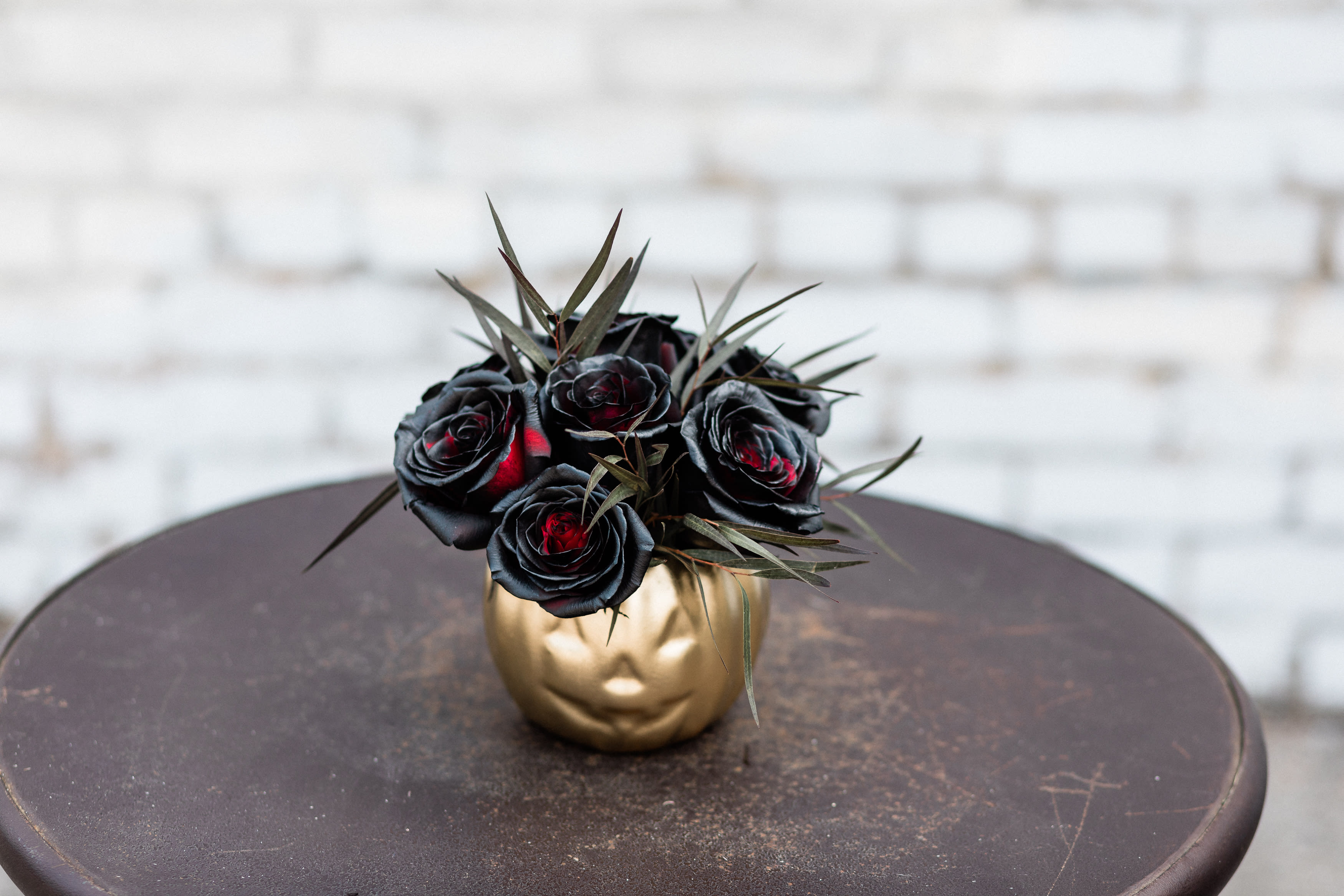 Noir Citrouilles - This unique gourmet assortment of died roses is the perfect touch for your Halloween festivities.   Please note: Pumpkin only available during the Fall and Halloween season. 
