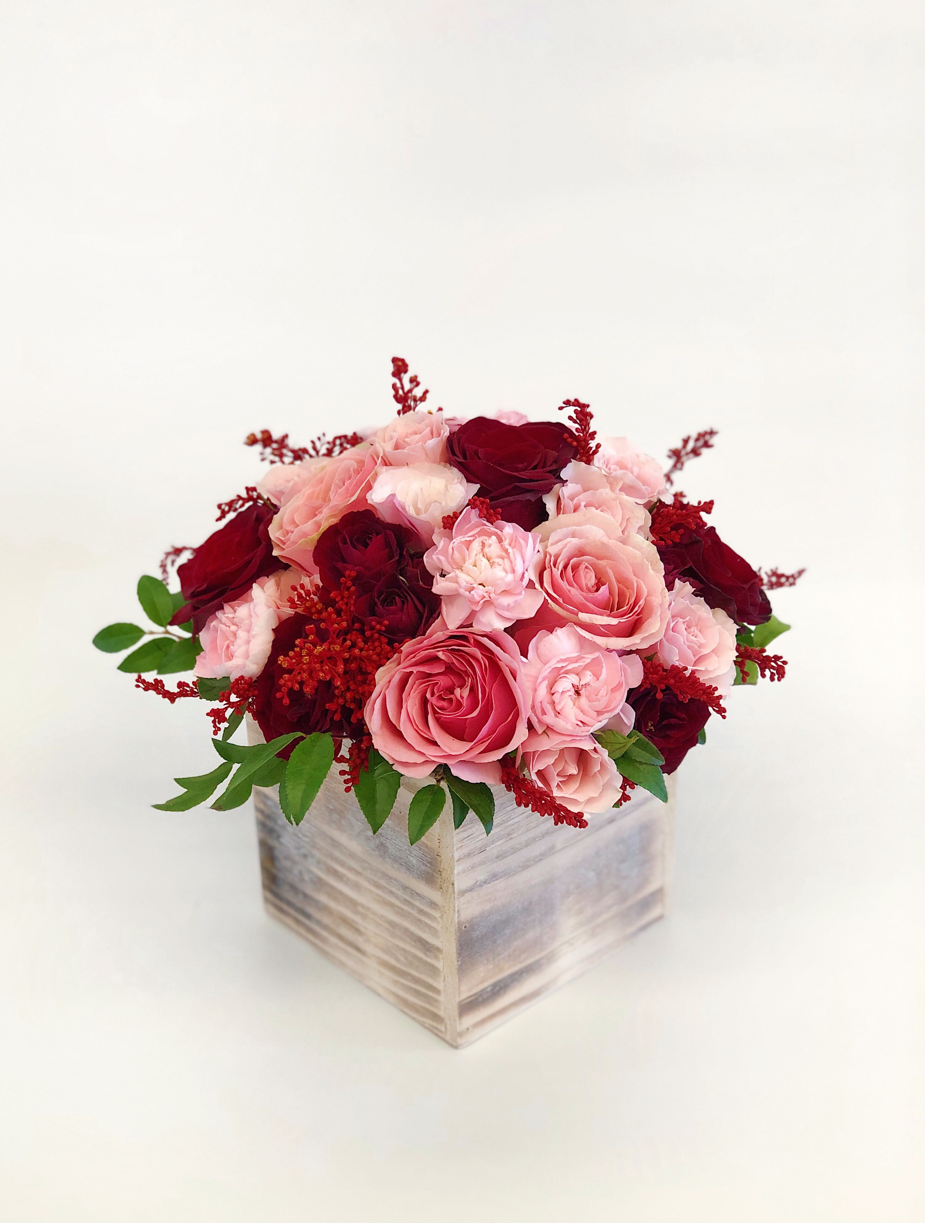 Small Wood box arrangement Red &amp; Pink  - Mixed flowers, from romantic and gentle to an edgy and interesting look. If You want a bouquet with a twist, choose our flower boxes. We have wood boxes for rustic-looking arrangements or hat boxes for a more elegant look. It’s a beautiful and convenient way. Flowers in boxes don’t need vases. That makes it perfect for transportation and keeping flowers hydrated and secure.