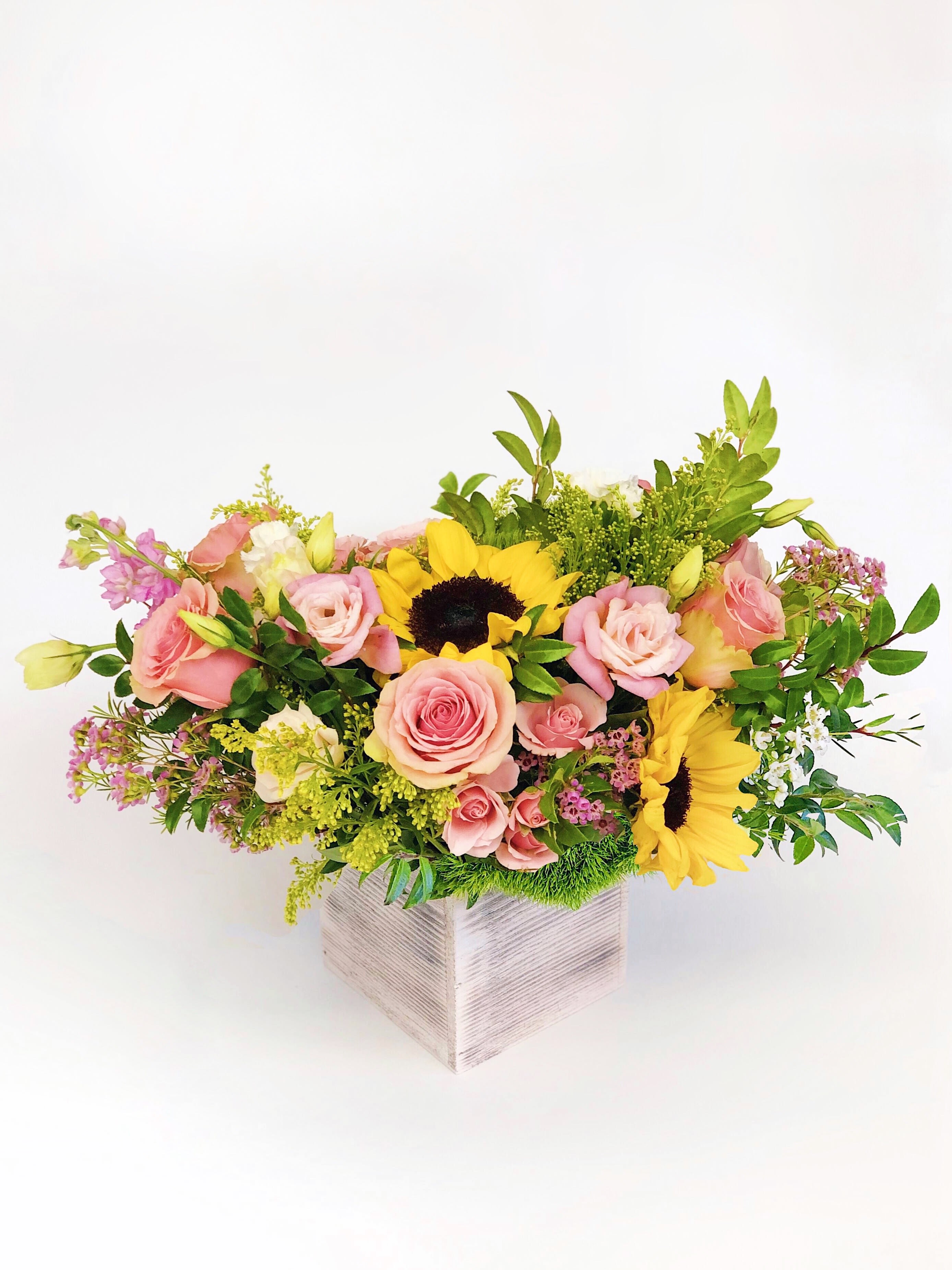 Garden style arrangement Bright - If You want bouquet with a twist, choose our flower boxes. We have wood boxes for rustic looking arrangements, or hat boxes for a more elegant look. It’s a beautiful and convenient way. Flowers in boxes don’t need vases. That makes it perfect for transportation and keeping flowers hydrated and secure.