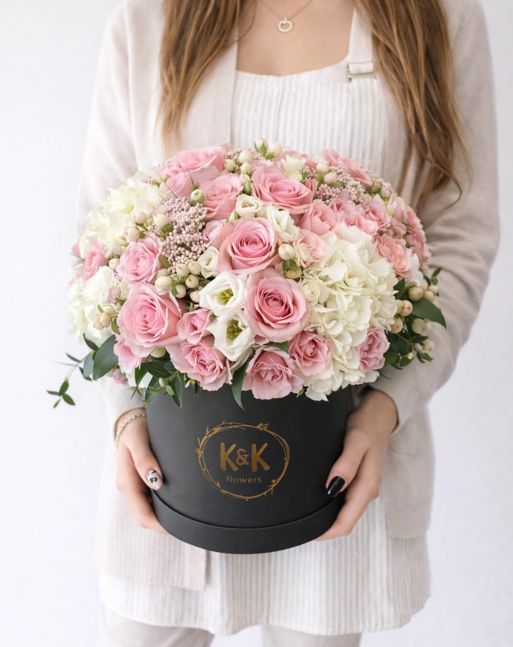 Deluxe Hatbox Pink and White Mix - Mixed flowers, from romantic and gentle to an edgy and interesting look. If You want a bouquet with a twist, choose our flower boxes. We have wood boxes for rustic-looking arrangements or hat boxes for a more elegant look. It’s a beautiful and convenient way. Flowers in boxes don’t need vases. That makes it perfect for transportation and keeping flowers hydrated and secure.