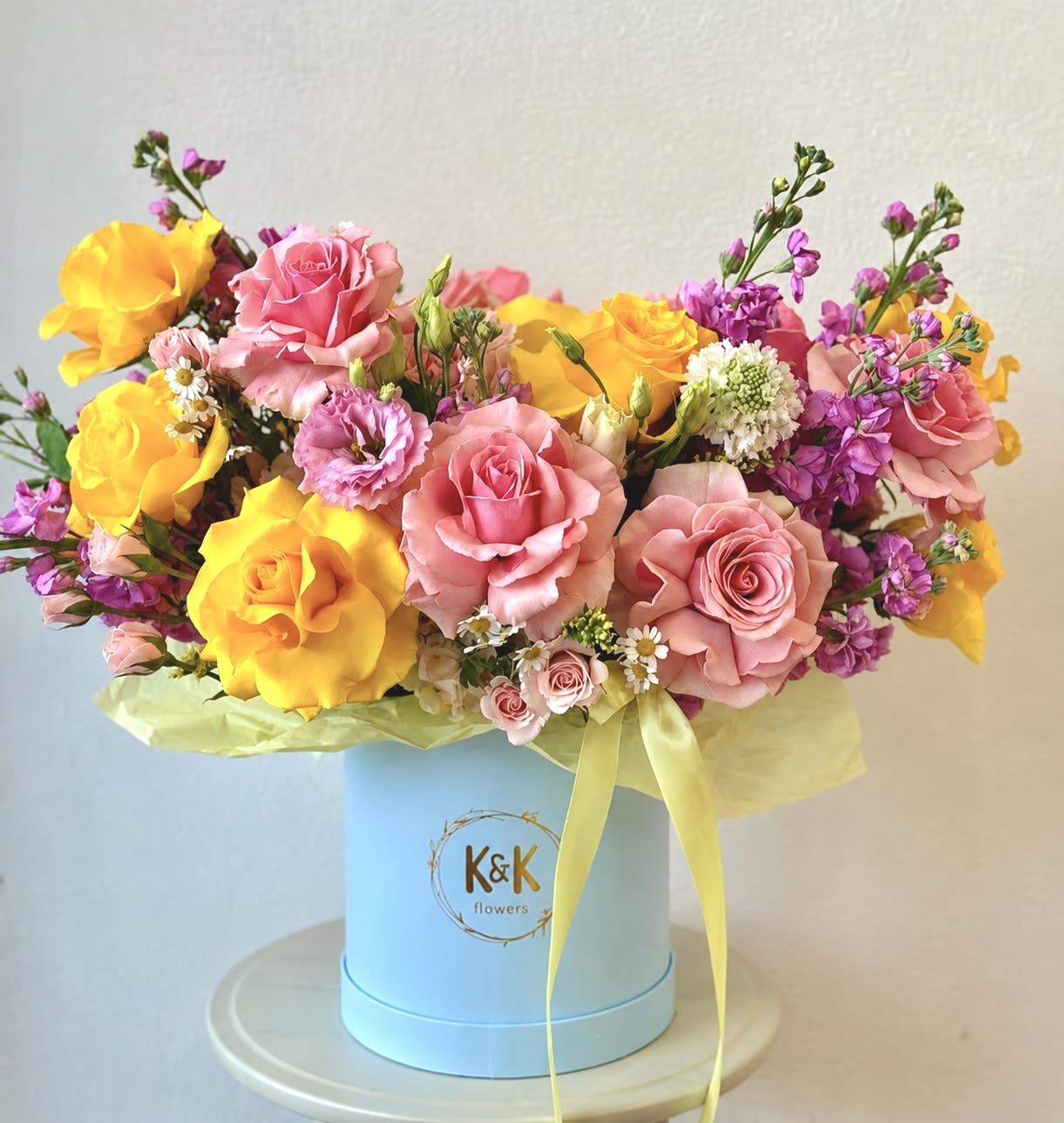 French Hatbox Yellow and Pink - Mixed flowers, including French roses, range from romantic and gentle to edgy and interesting. If you want a bouquet with a twist, choose our hat boxes for a more elegant look. It’s a beautiful and convenient way to transport flowers. Flowers in boxes don’t need vases, which makes them perfect for keeping flowers hydrated and secure.