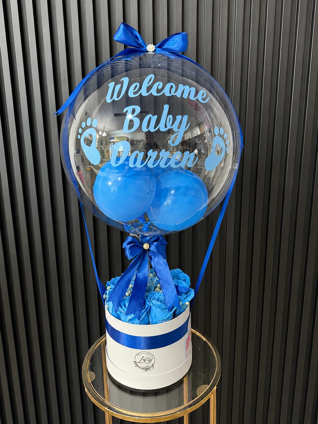 Welcome Baby  - Celebra la llena da de un bebe con este hermoso arreglo personalisado en el globo burbuja,con elegantes rosas azules y una delicada caja Blanca