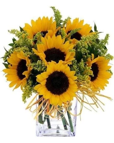 Bouquet of sunflowers in a clear glass vase