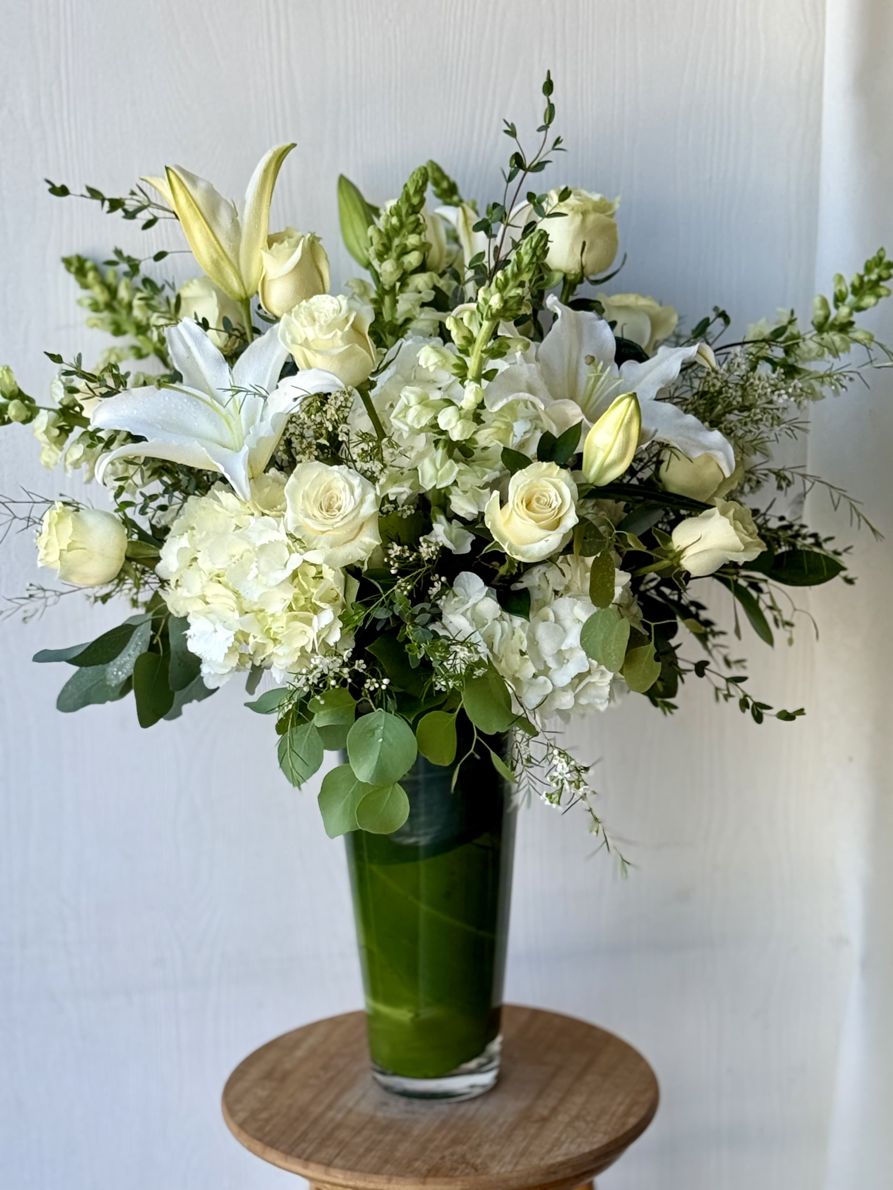 EC30 - Lovely Luxe Bouquet - Introducing the Lovely Luxe Bouquet, a stunning and luxurious arrangement that exudes elegance and sophistication. This tall and impressive bouquet is perfect for those who want to make a statement with their floral arrangement. The Lovely Luxe Bouquet is composed of a beautiful mix of lilies, hydrangea, roses, and delicate greenery, all carefully arranged to create a breaktaking display of beauty. This beautiful chic arrangement is perfect for weddings, anniversaries and sending heartfelt condolences to those who have lost a loved one. 