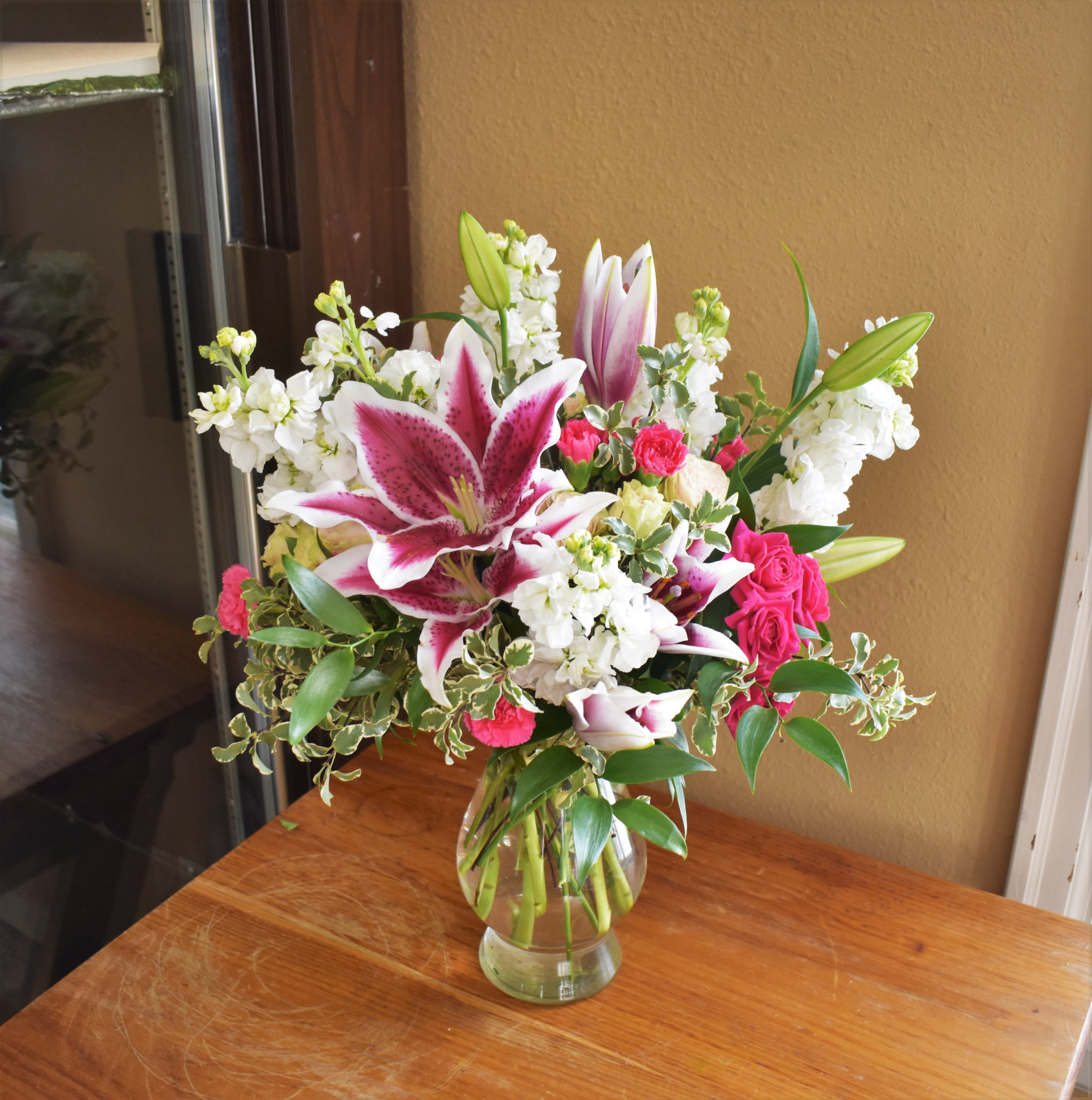 Bouquet of pink lilies and roses in a glass vase