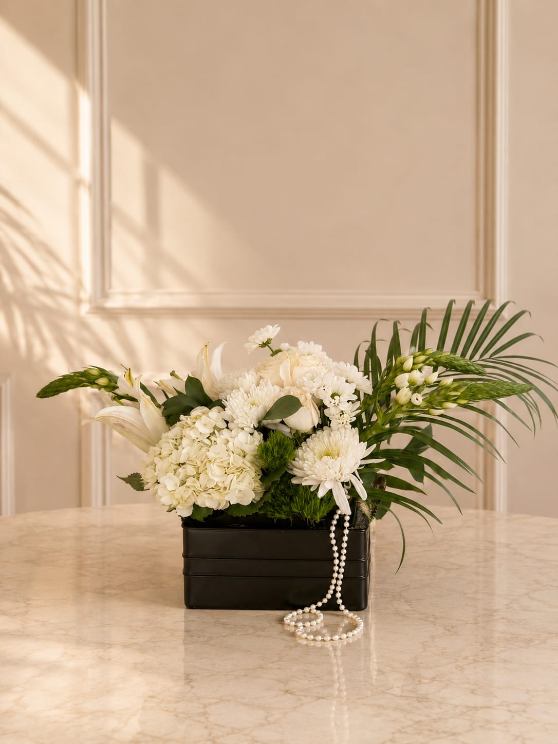 Black pearl - Elegant arrangement in a black metal box