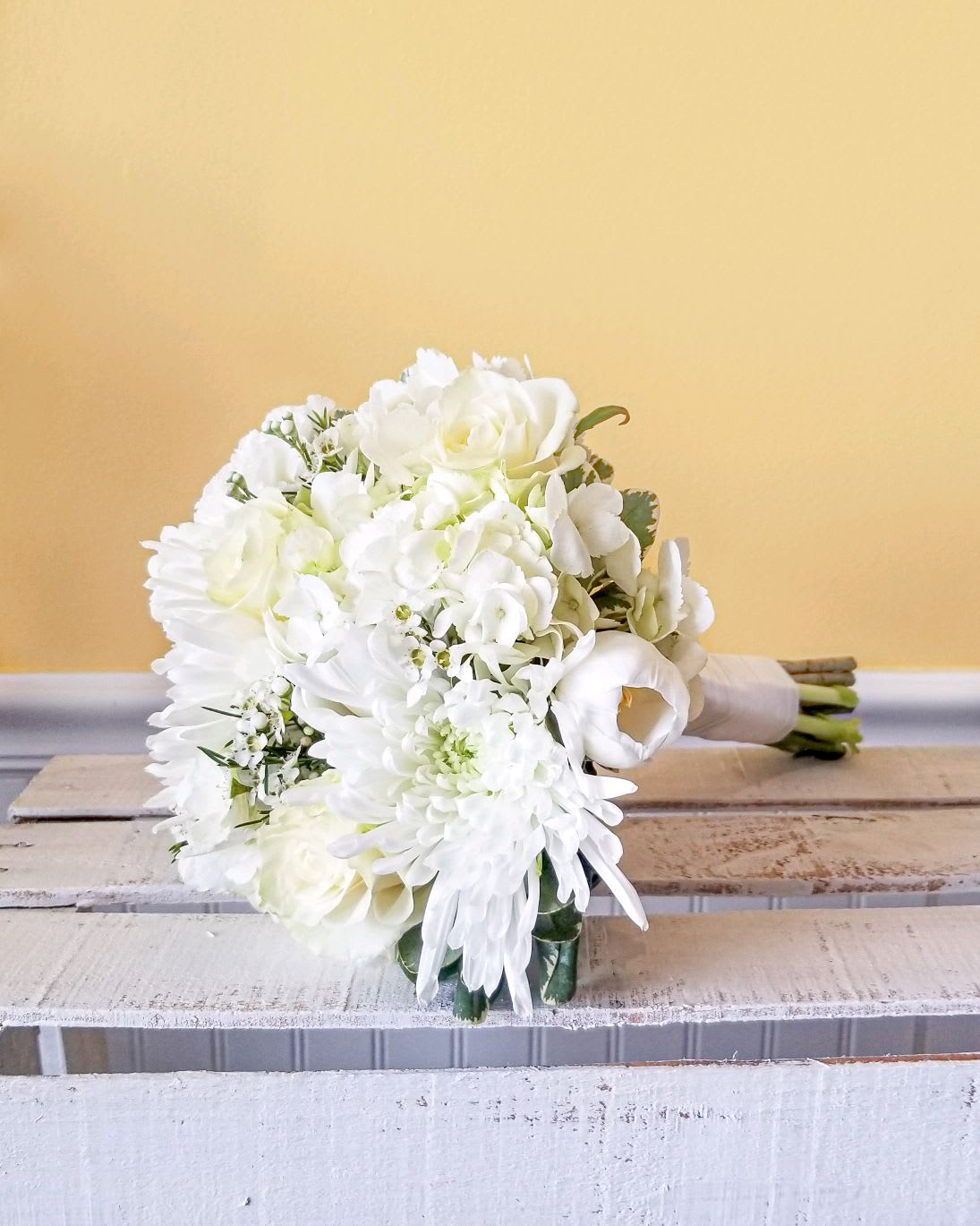 White bouquet with roses, daisies, and calla lilies