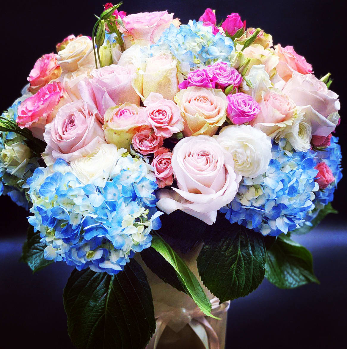 Papillon - Make someone smile wider with a Papillon bouquet . Luxurious bouquet for any occasion .   Mix of several types of roses with hydrangea in a vase