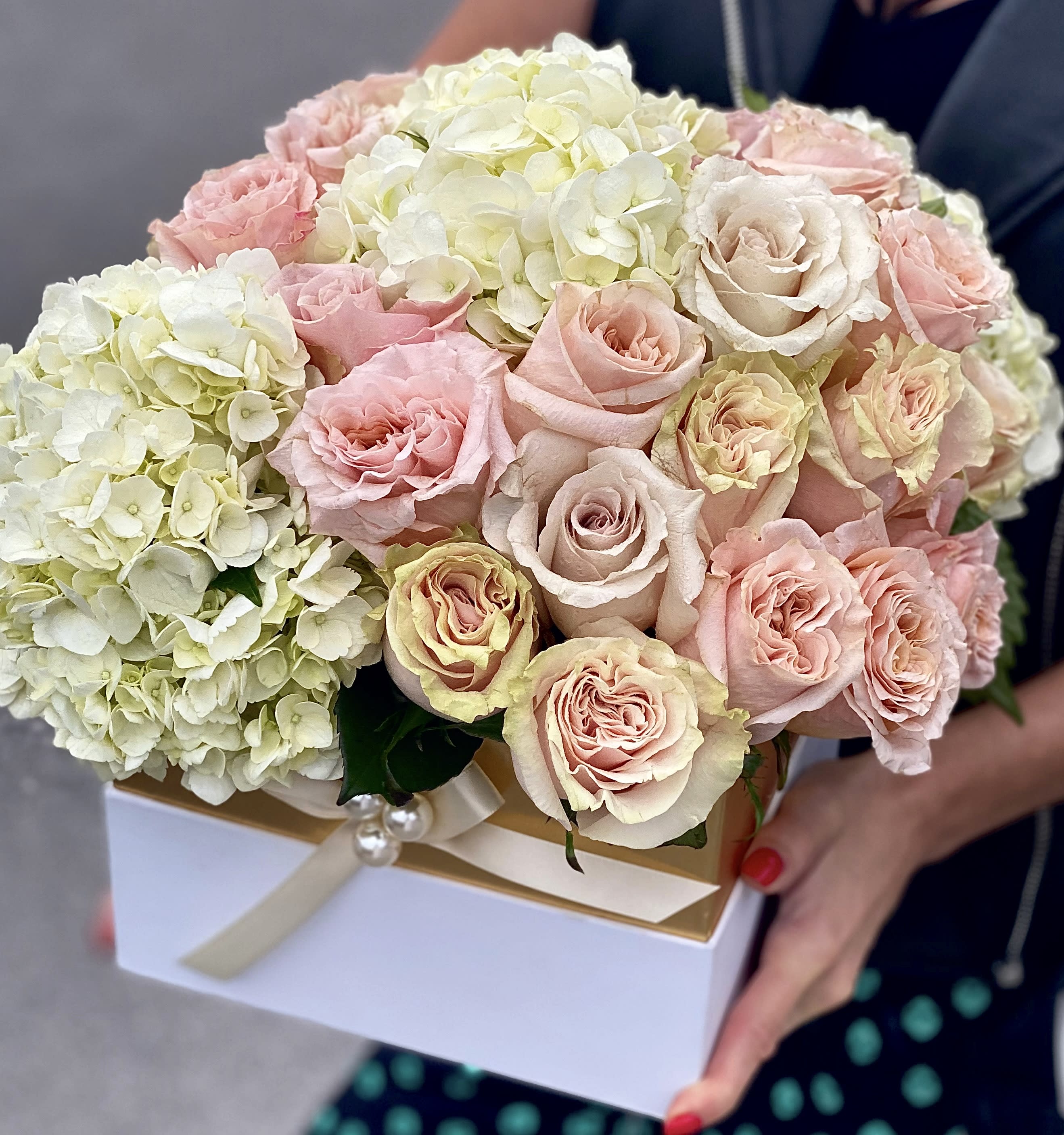 Imaginary - Beautiful bouquet in a combination of hydrangea and delicate roses .Great for your girlfriend or any occasion.  ▪️ Delivery to their door Each bouquet is unique and is prepared by an expert florist and our customer service team is at your service to ensure the best experience possible.  ▪️Bouquets you can enjoy for longer Some flowers arrive a little closed to ensure extra freshness and protection during shipping. Enjoy the magic of seeing them fully bloom. 