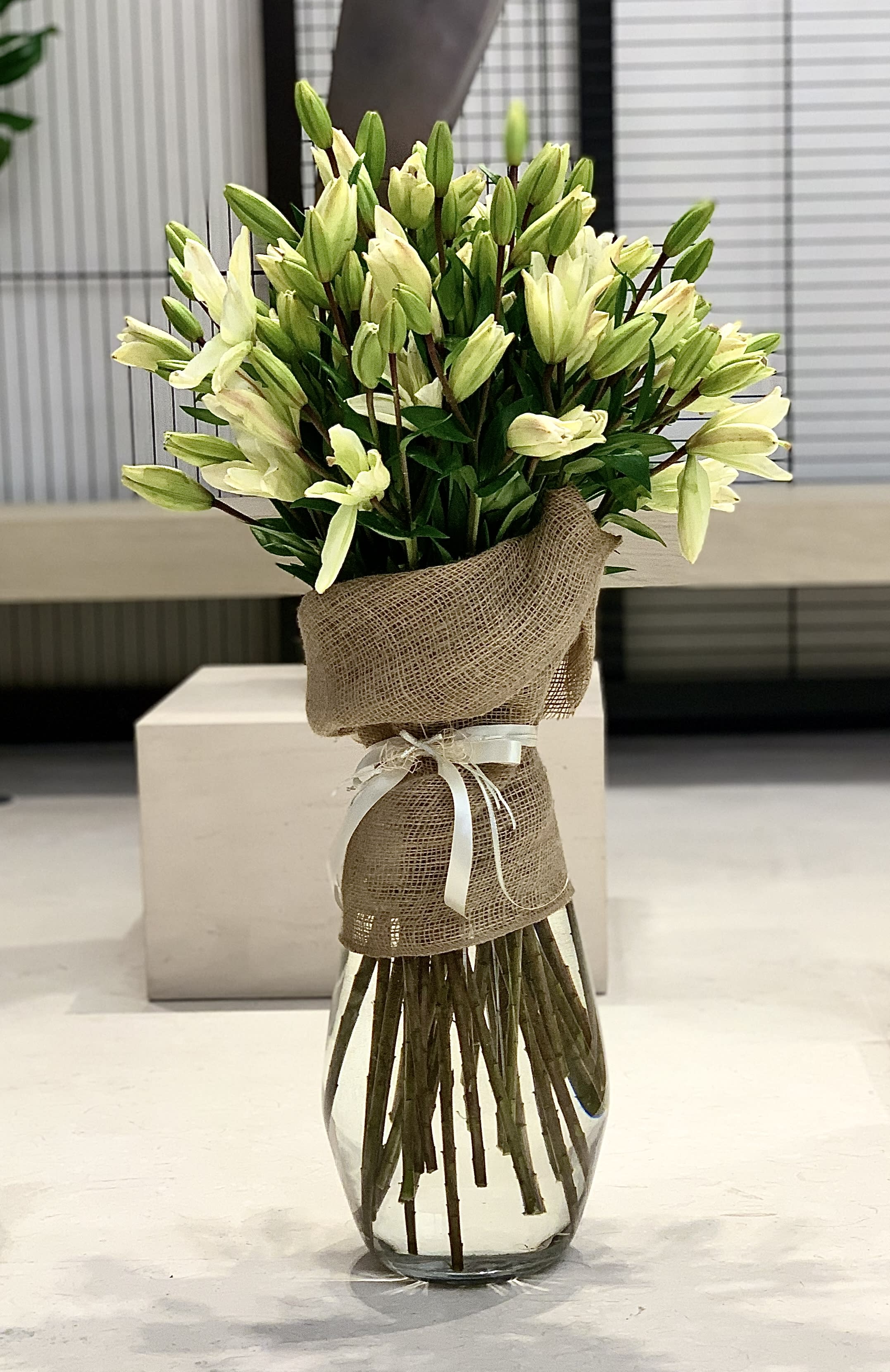 Delight - Lily is an ancient symbol of purity, sincerity and noble origin.   However, few people know that the bouquet of these beauties is a universal way to talk about fidelity and deep love.  Any bouquet can be in a vase or in a box of your choice.  ▪️ Delivery to their door Each bouquet is unique and is prepared by an expert florist and our customer service team is at your service to ensure the best experience possible.  ▪️ Bouquets you can enjoy for longer Some flowers arrive a little closed to ensure extra freshness and protection during shipping. Enjoy the magic of seeing them fully bloom. 
