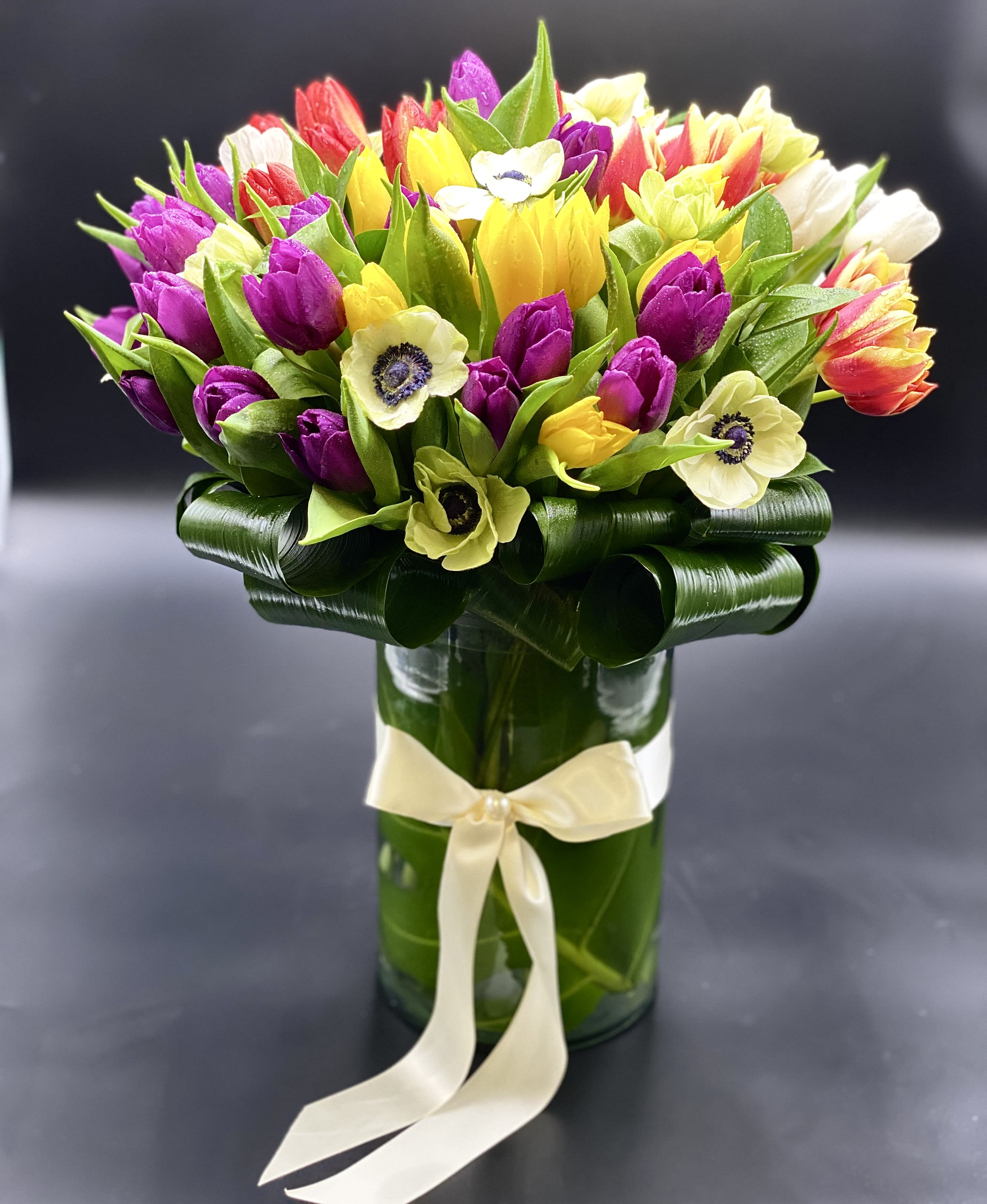 Ariella - Spring, delicate bouquet of tulips of different colors. Tulips and mix flowers in a vase .  ▪️ Delivery to their door Each bouquet is unique and is prepared by an expert florist and our customer service team is at your service to ensure the best experience possible.  ▪️Bouquets you can enjoy for longer Some flowers arrive a little closed to ensure extra freshness and protection during shipping. Enjoy the magic of seeing them fully bloom.