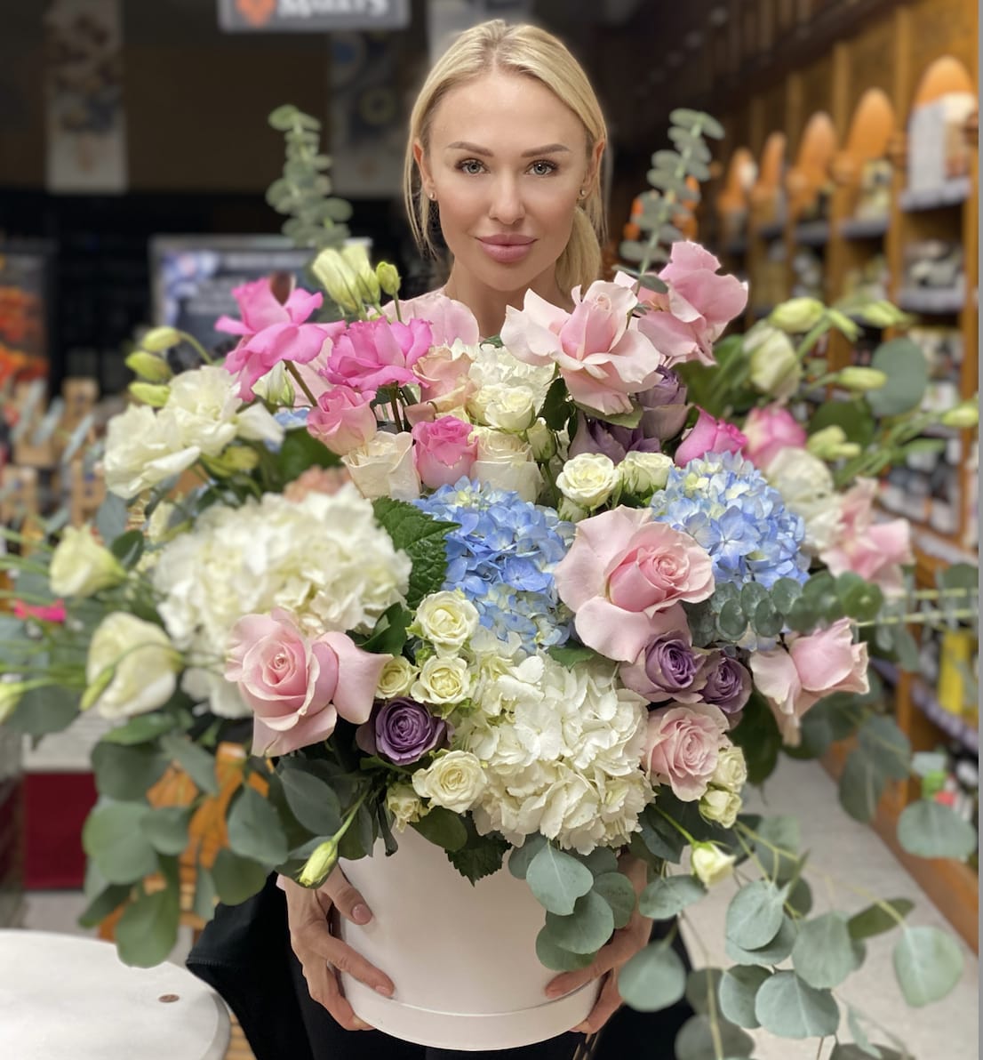 Delina - Big bouquet. Designed for any occasion, the combination of colors can be chosen. Such a bouquet will definitely appreciate  ▪️ Delivery to their door Each bouquet is unique and is prepared by an expert florist and our customer service team is at your service to ensure the best experience possible.  ▪️Bouquets you can enjoy for longer Some flowers arrive a little closed to ensure extra freshness and protection during shipping. Enjoy the magic of seeing them fully bloom.