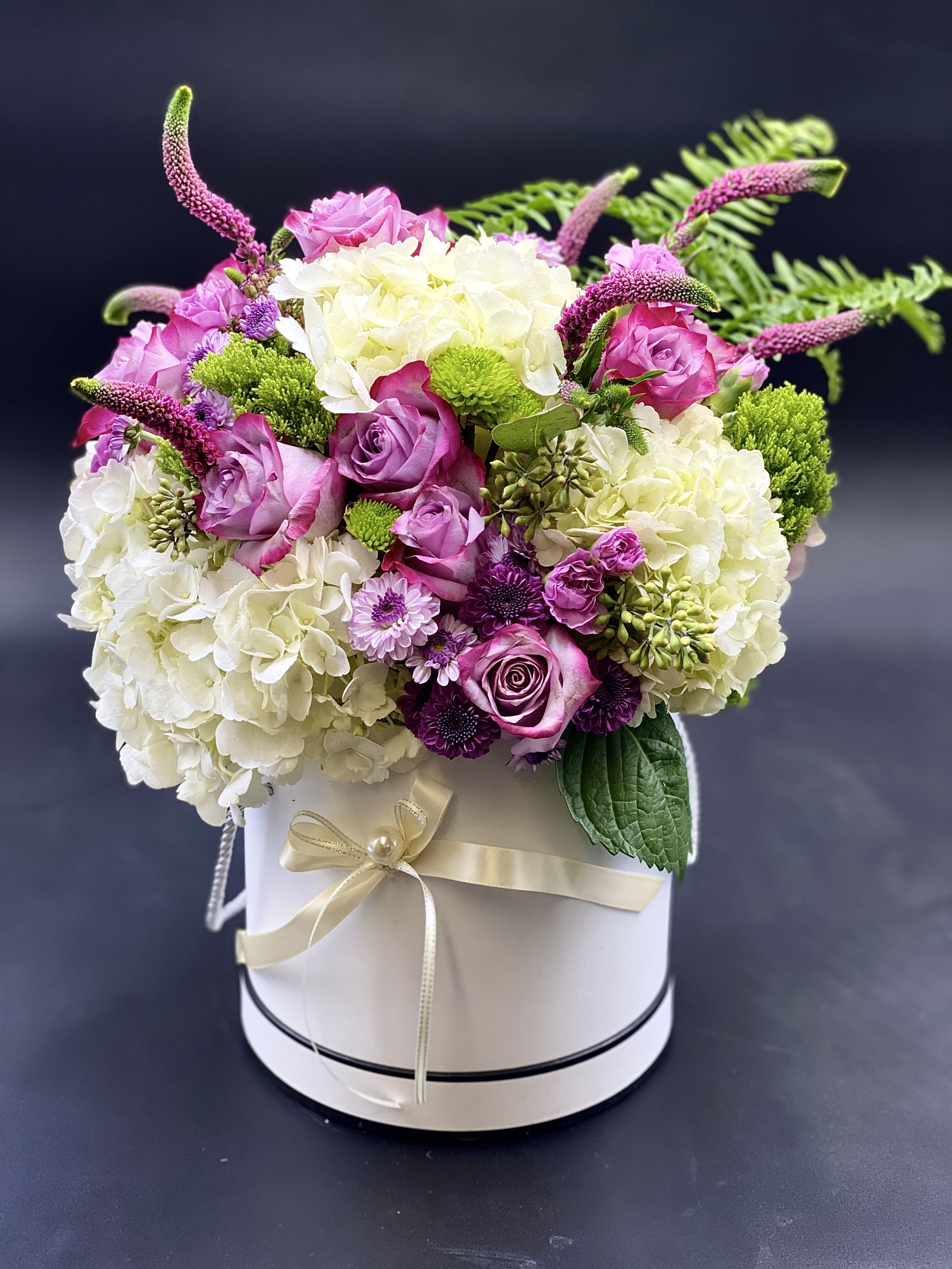 Batucada - Flower mix with roses in a hat box . An interesting bouquet that is suitable for any occasion.  ▪️ Delivery to their door Each bouquet is unique and is prepared by an expert florist and our customer service team is at your service to ensure the best experience possible.  ▪️Bouquets you can enjoy for longer Some flowers arrive a little closed to ensure extra freshness and protection during shipping. Enjoy the magic of seeing them fully bloom.