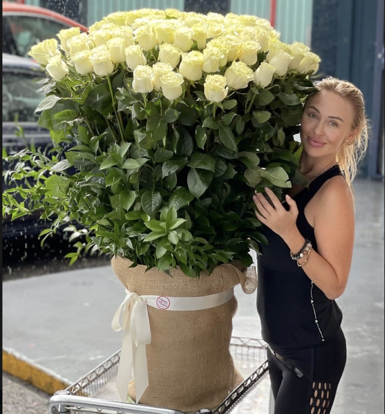 Scarlett white  - Incredible huge bouquet of roses from which will be delighted.