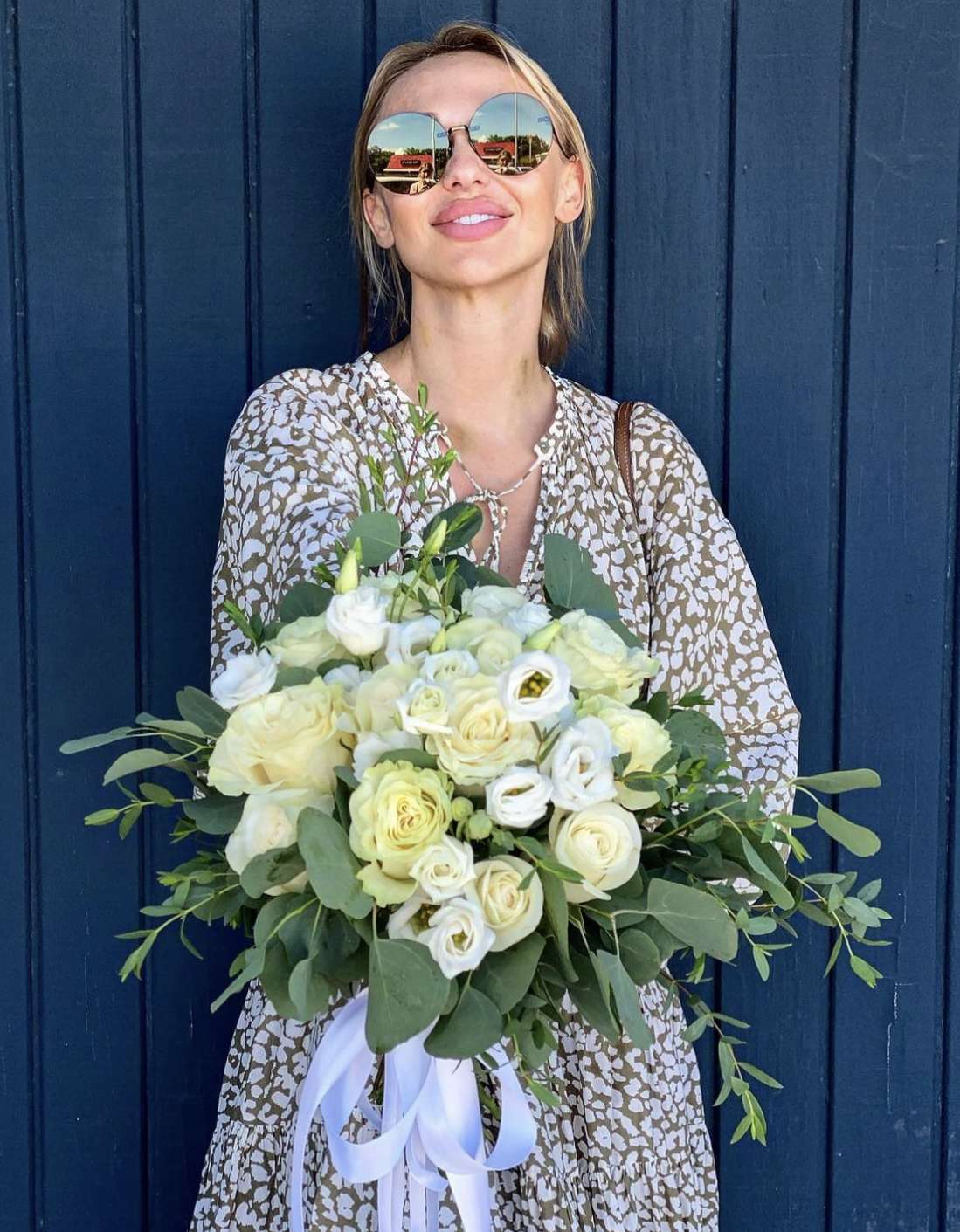 Bride Bouquet 7 - Beautiful white bouquet. Delicate and will complement any look. Any bouquet is prepared individually with great love.  ▪️ Delivery to their door Each bouquet is unique and is prepared by an expert florist and our customer service team is at your service to ensure the best experience possible.  ▪️Bouquets you can enjoy for longer Some flowers arrive a little closed to ensure extra freshness and protection during shipping. Enjoy the magic of seeing them fully bloom.