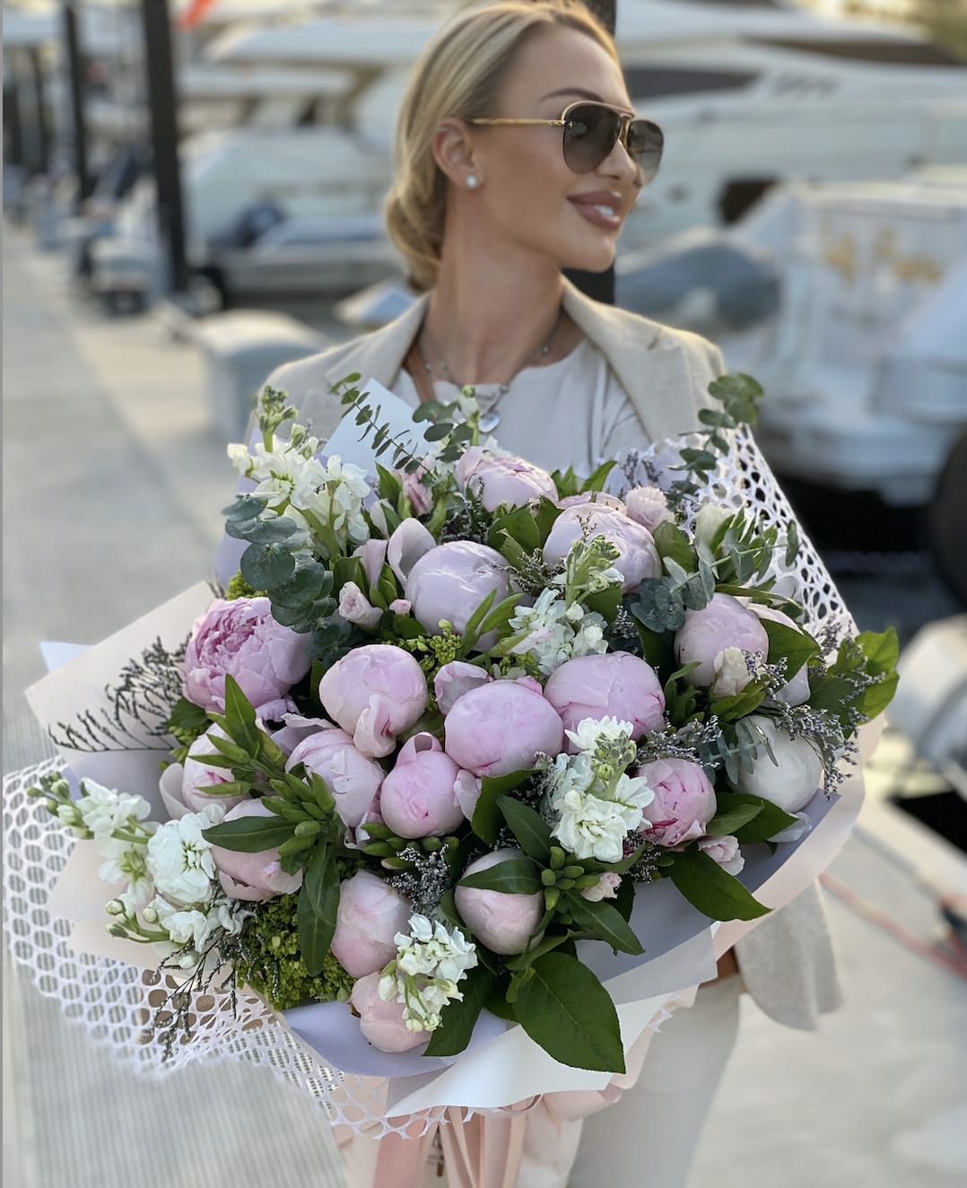 Felicity - Fresh beautiful peonies are made in a bouquet.  ▪️ Delivery to their door Each bouquet is unique and is prepared by an expert florist and our customer service team is at your service to ensure the best experience possible.  ▪️Bouquets you can enjoy for longer Some flowers arrive a little closed to ensure extra freshness and protection during shipping. Enjoy the magic of seeing them fully bloom.