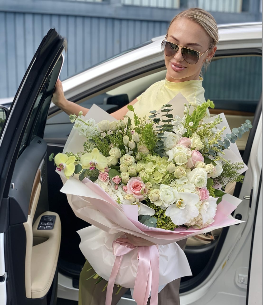 Secret Garden - Fresh bouquet with roses and orchid, very harmonious and smells very delicious.  ▪️ Delivery to their door Each bouquet is unique and is prepared by an expert florist and our customer service team is at your service to ensure the best experience possible.  ▪️Bouquets you can enjoy for longer Some flowers arrive a little closed to ensure extra freshness and protection during shipping. Enjoy the magic of seeing them fully bloom. 