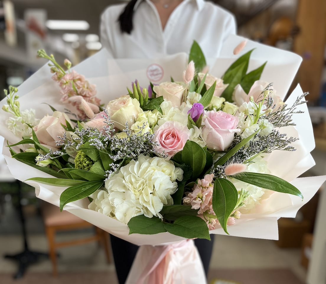 Pastel perfacion - ▪️ Delivery to their door Each bouquet is unique and is prepared by an expert florist and our customer service team is at your service to ensure the best experience possible.  Delicate bouquet for someone special.  ▪️Bouquets you can enjoy for longer Some flowers arrive a little closed to ensure extra freshness and protection during shipping. Enjoy the magic of seeing them fully bloom. 
