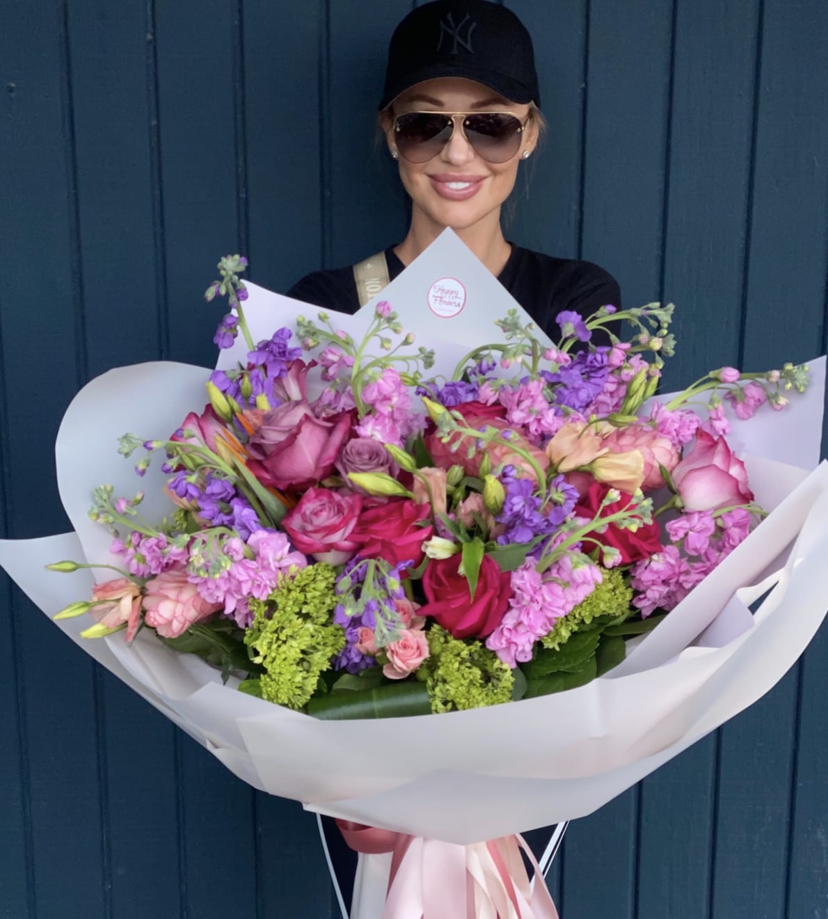 Bal de Fleurs - Elegant bouquet with a mix of flowers!  ▪️ Delivery to their door Each bouquet is unique and is prepared by an expert florist and our customer service team is at your service to ensure the best experience possible.  ▪️Bouquets you can enjoy for longer Some flowers arrive a little closed to ensure extra freshness and protection during shipping. Enjoy the magic of seeing them fully bloom.
