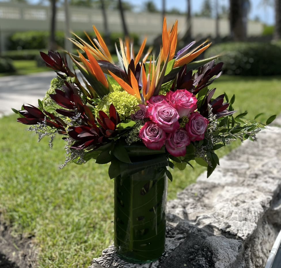 Birds of paradise - Tropical mix. Elegant bouquet with a mix of flowers!  ▪️ Delivery to their door Each bouquet is unique and is prepared by an expert florist and our customer service team is at your service to ensure the best experience possible.  ▪️Bouquets you can enjoy for longer Some flowers arrive a little closed to ensure extra freshness and protection during shipping. Enjoy the magic of seeing them fully bloom.