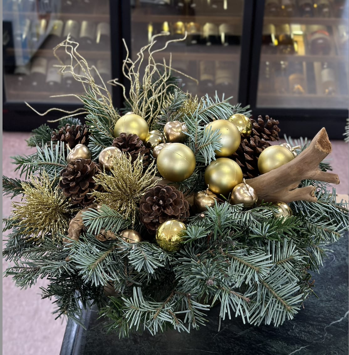 Christmas miracle gold - Christmas decor in gold tones will decorate your home or office.  ▪️ Delivery to their door Each bouquet is unique and is prepared by an expert florist and our customer service team is at your service to ensure the best experience possible.  ▪️Bouquets you can enjoy for longer Some flowers arrive a little closed to ensure extra freshness and protection during shipping. Enjoy the magic of seeing them fully bloom.
