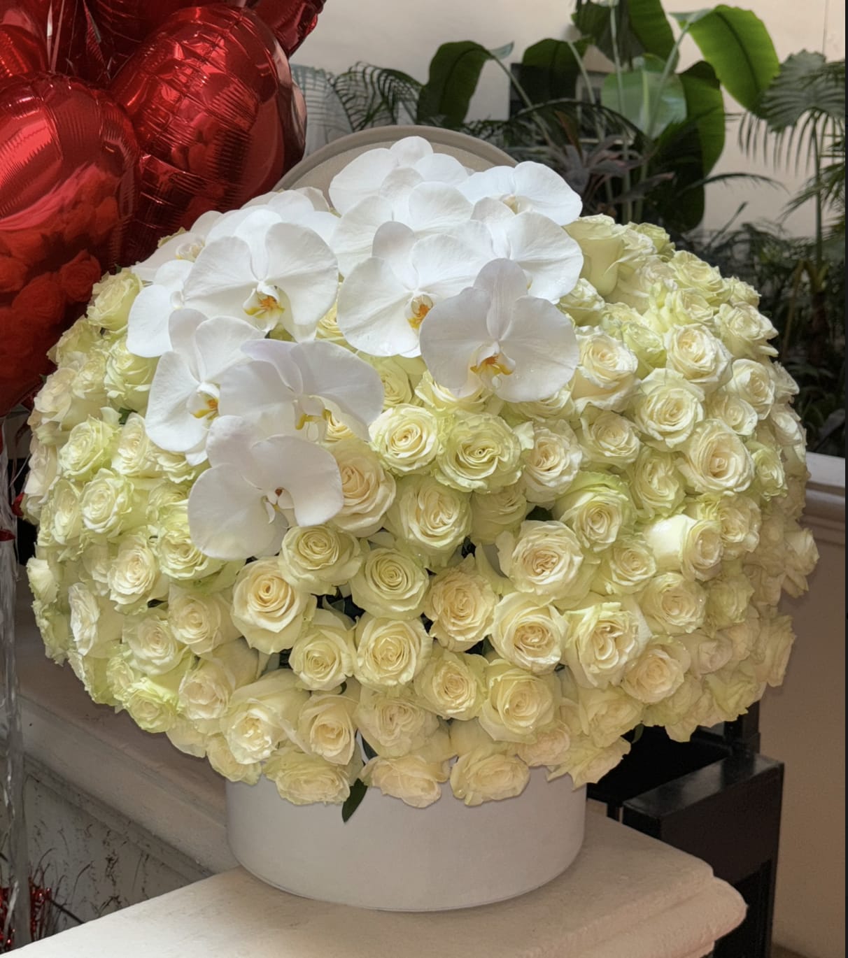 Impressive white -  Gorgeous red roses in a hat box with orchids . We can Gorgeous red roses in a hat box with orchids . We can Impressive