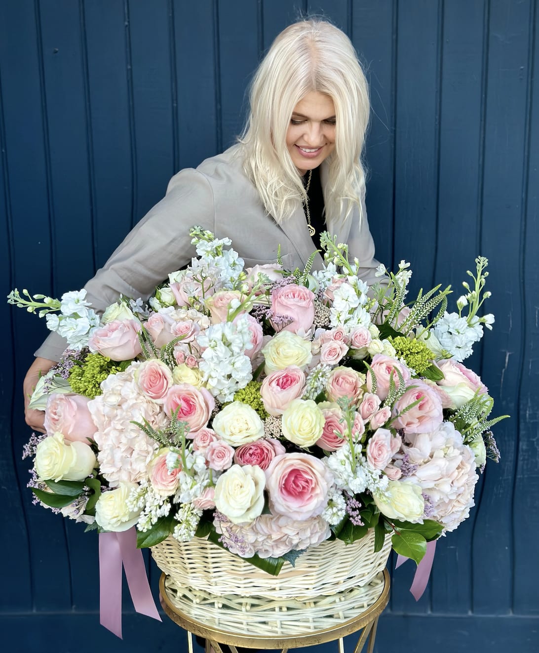 Garden Fairytail - Beautiful flower arrangement with different types of roses and hydrangea and different flowers in a vase.  ▪️ Delivery to their door Each bouquet is unique and is prepared by an expert florist and our customer service team is at your service to ensure the best experience possible.  ▪️ Bouquets you can enjoy for longer Some flowers arrive a little closed to ensure extra freshness and protection during shipping. Enjoy the magic of seeing them fully bloom.